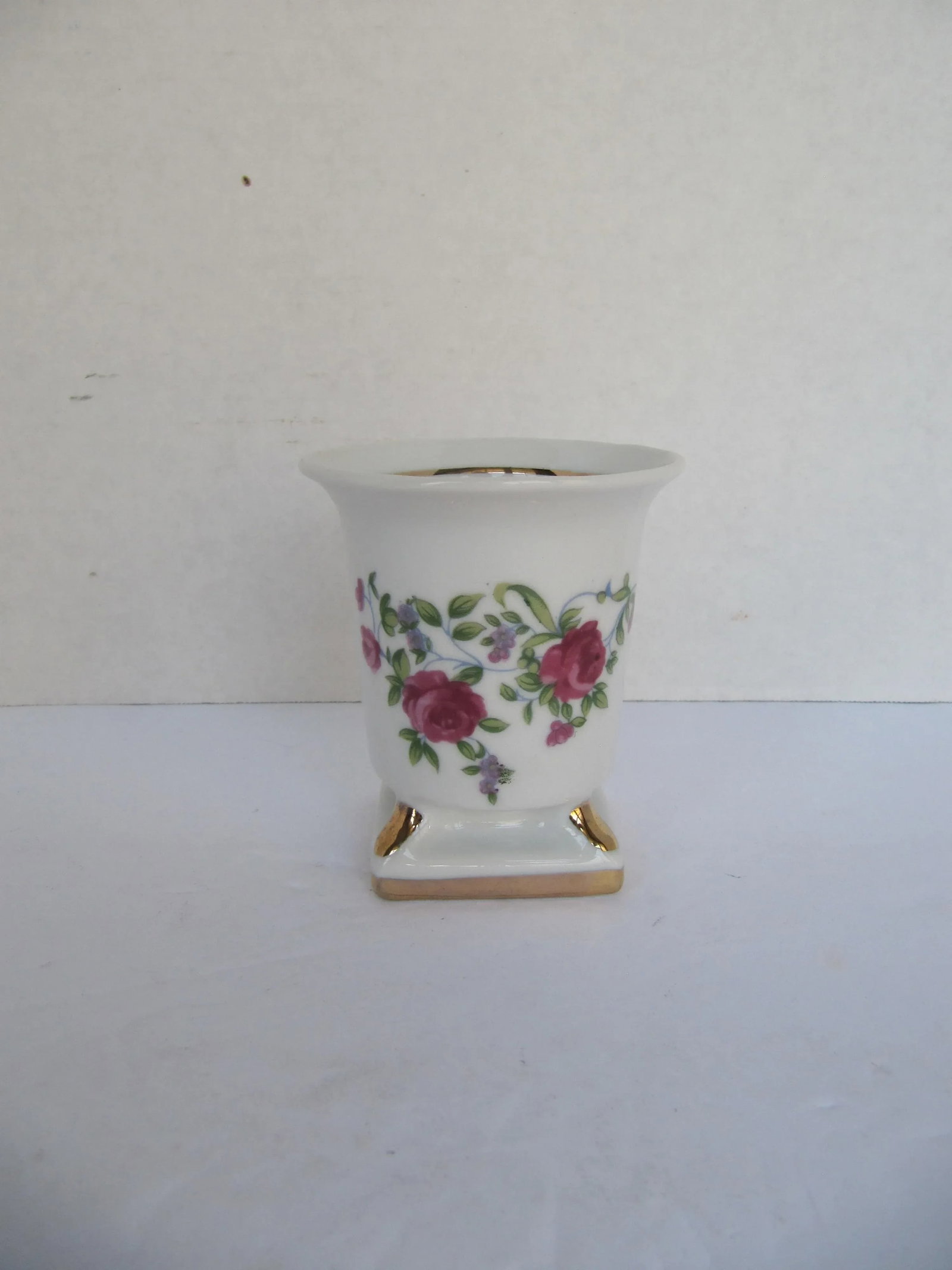 White Porcelain Urn With Roses - 2