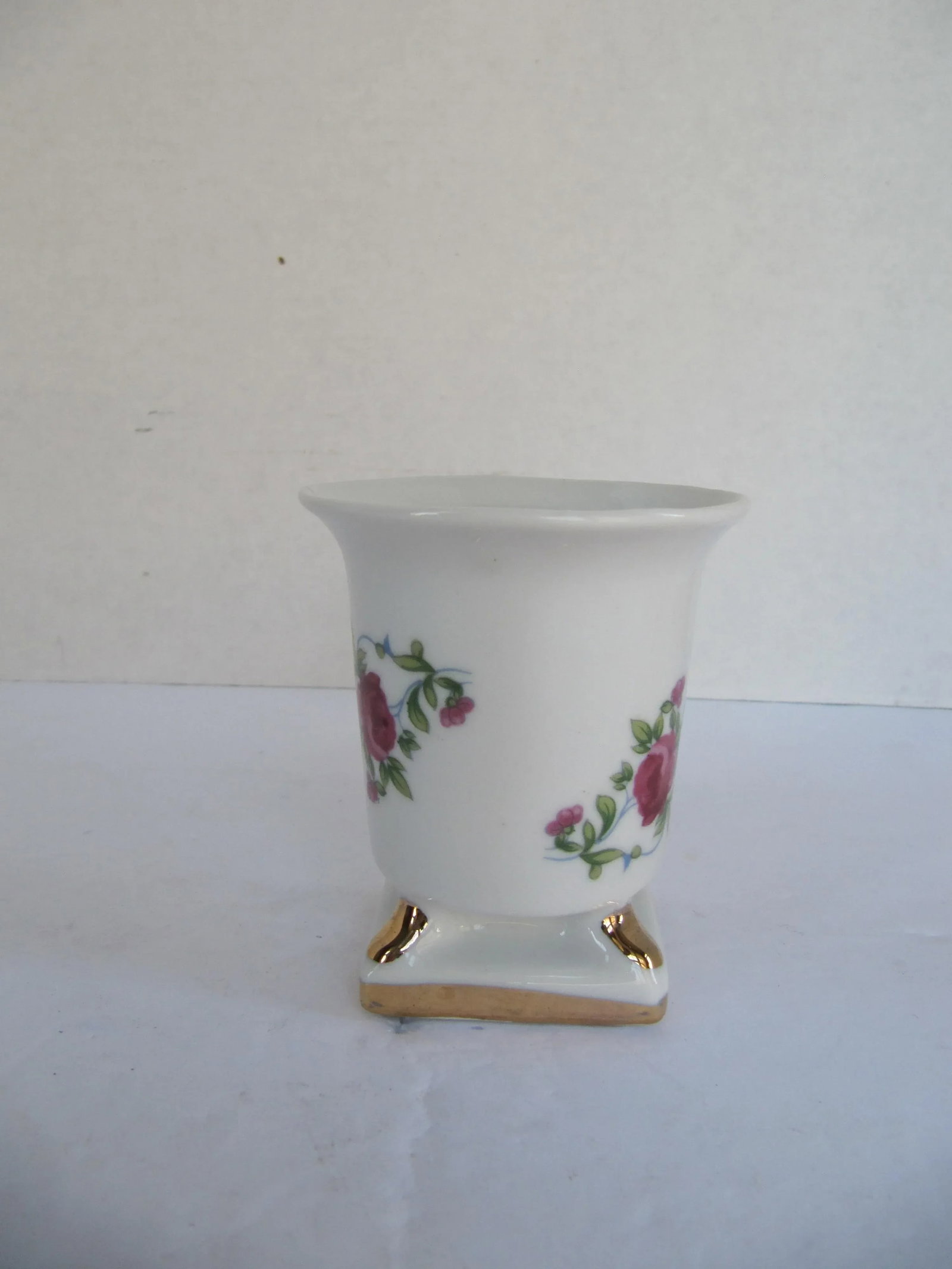 White Porcelain Urn With Roses - 3