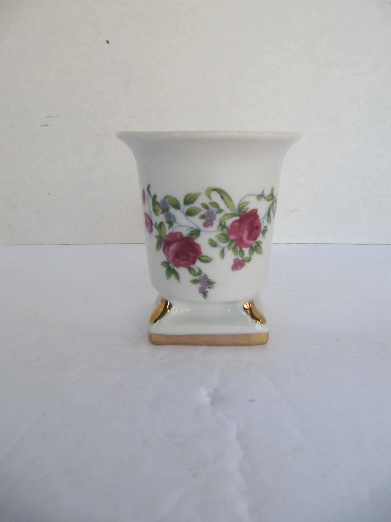 White Porcelain Urn With Roses - 6
