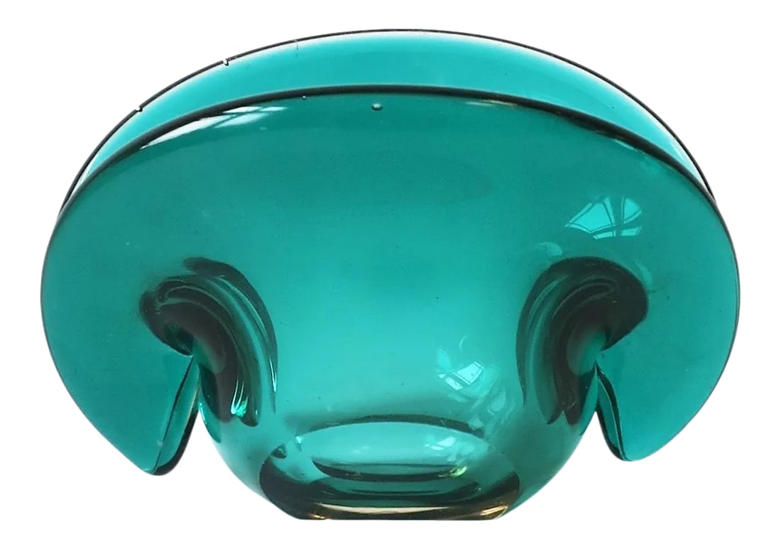 Italian Modern Murano Emerald Green Art Glass Seashell Dish: A beautiful, small, Italian modern Murano emerald green art glass seashell dish, circa mid-20th century, Italy. Great as a standalone piece or to hold small items on a desk, vanity, nightstand, dresse