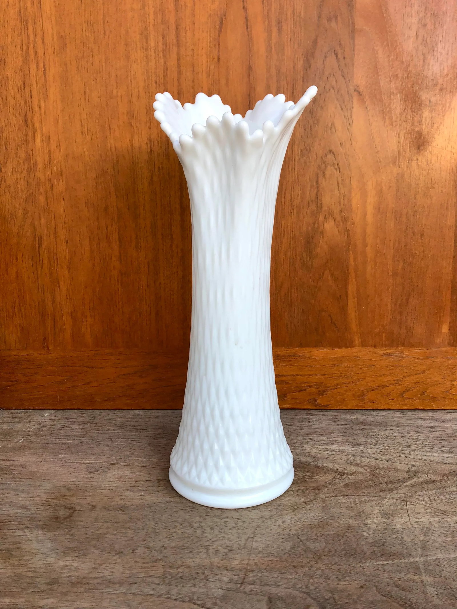 Vintage Mid-Century Modern Milk Glass Swung Glass Stretch Vase. - 4