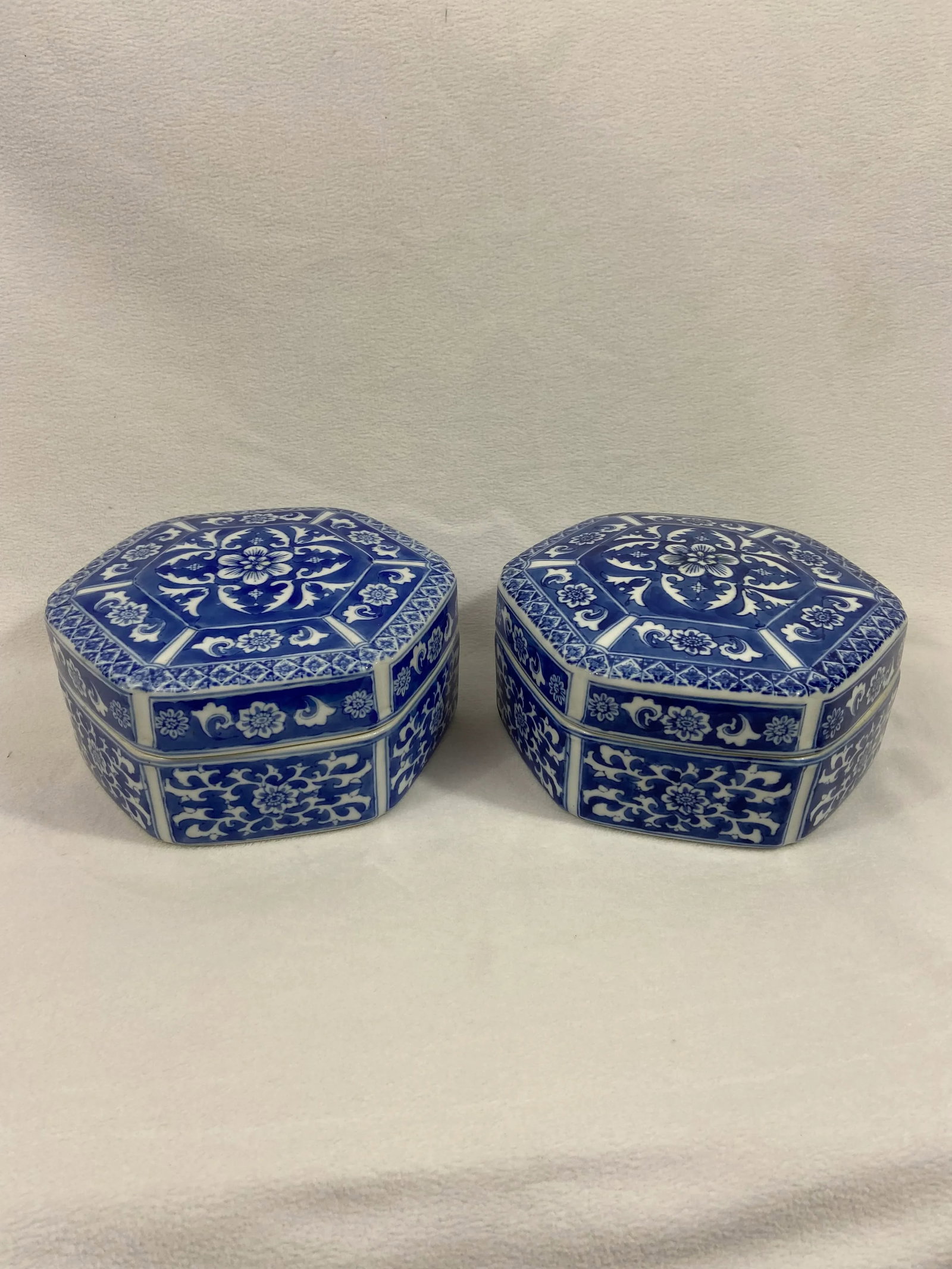 Vintage Blue and White Chinese Porcelain Boxes- a Pair - 4