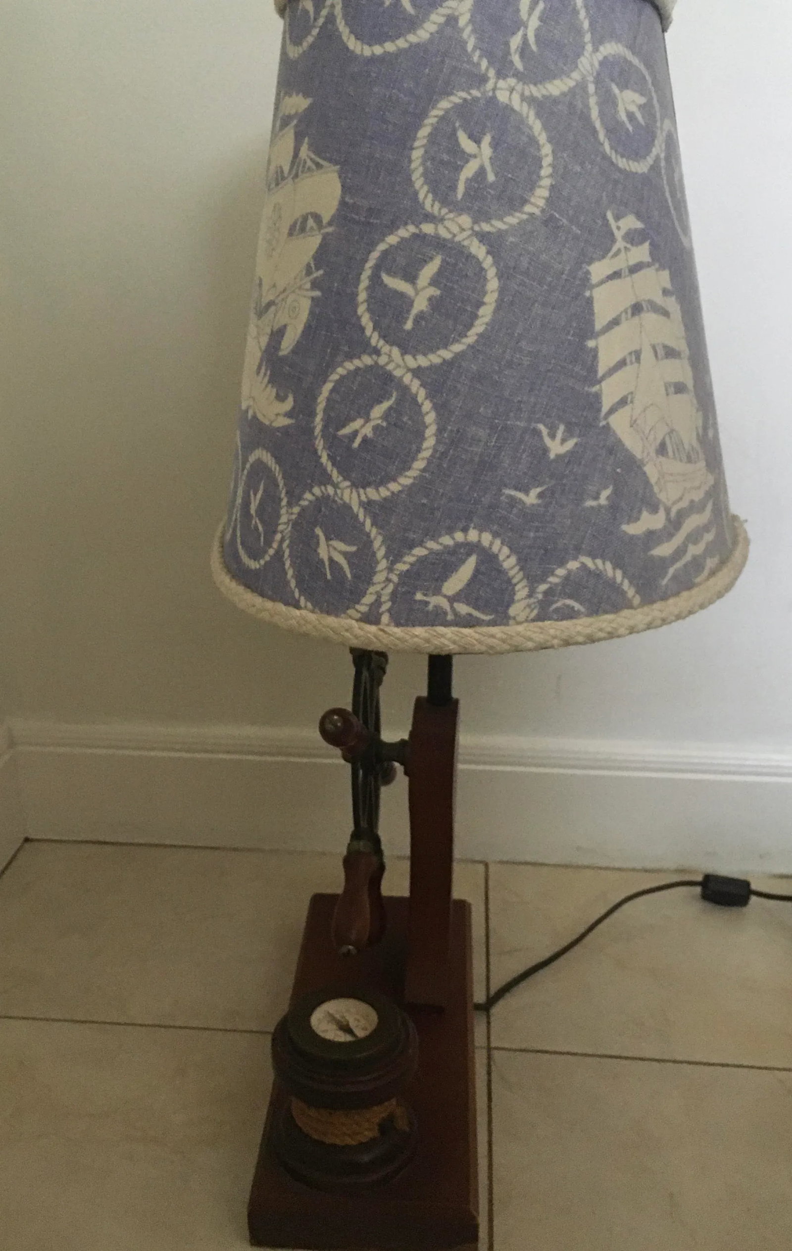 Vintage Mid-Century Ship Wheel Table Lamp With Brass Compass - 6