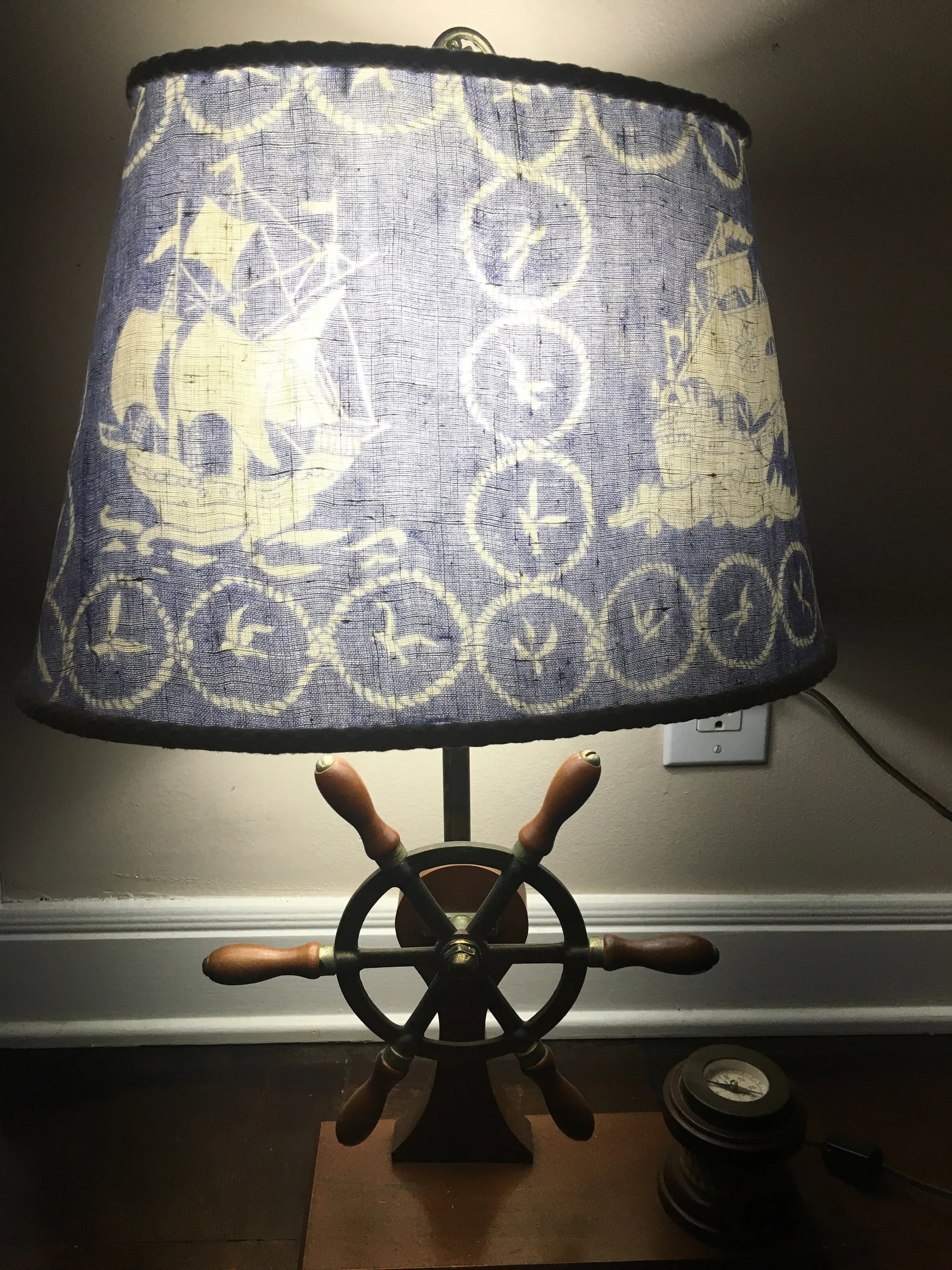 Vintage Mid-Century Ship Wheel Table Lamp With Brass Compass - 8