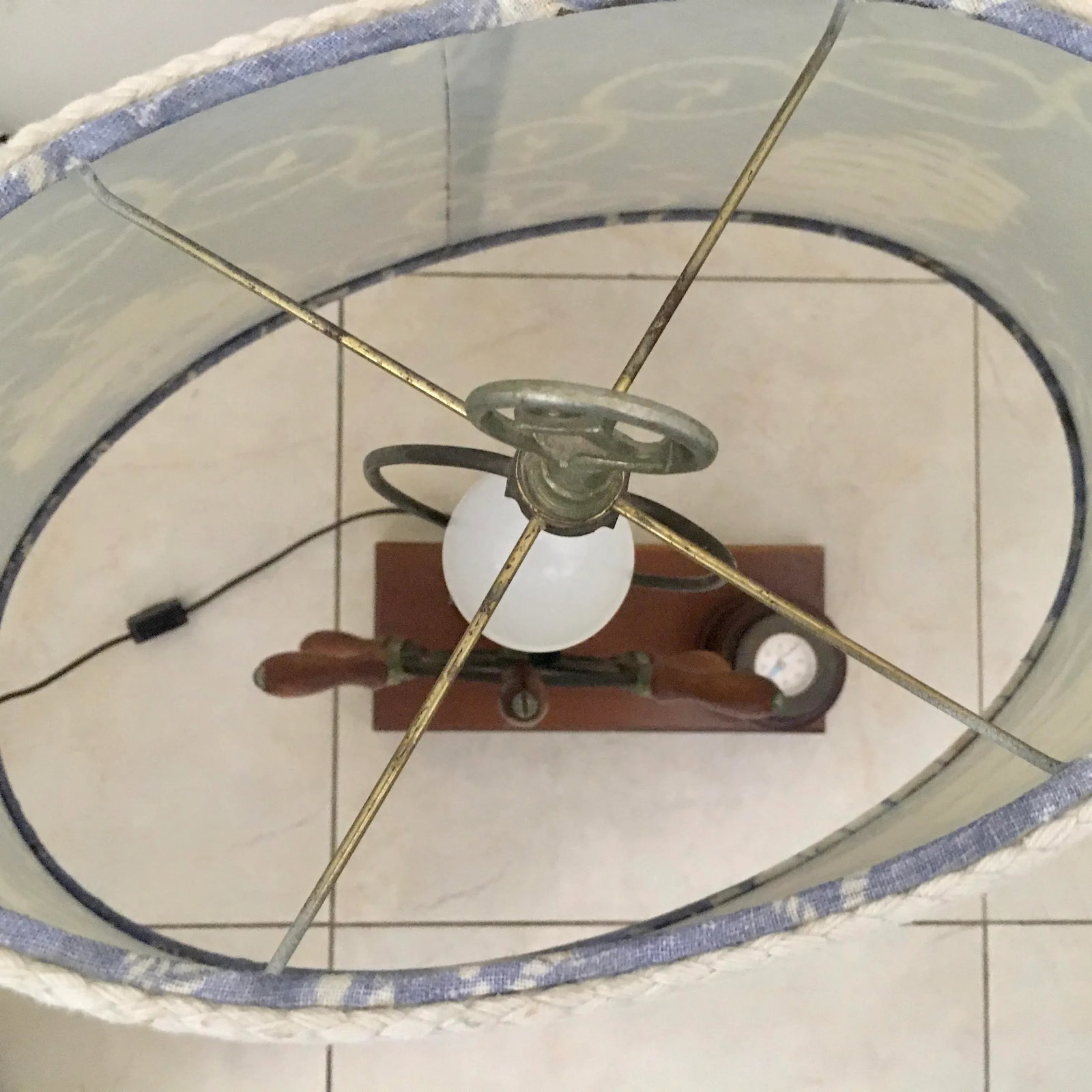 Vintage Mid-Century Ship Wheel Table Lamp With Brass Compass - 9
