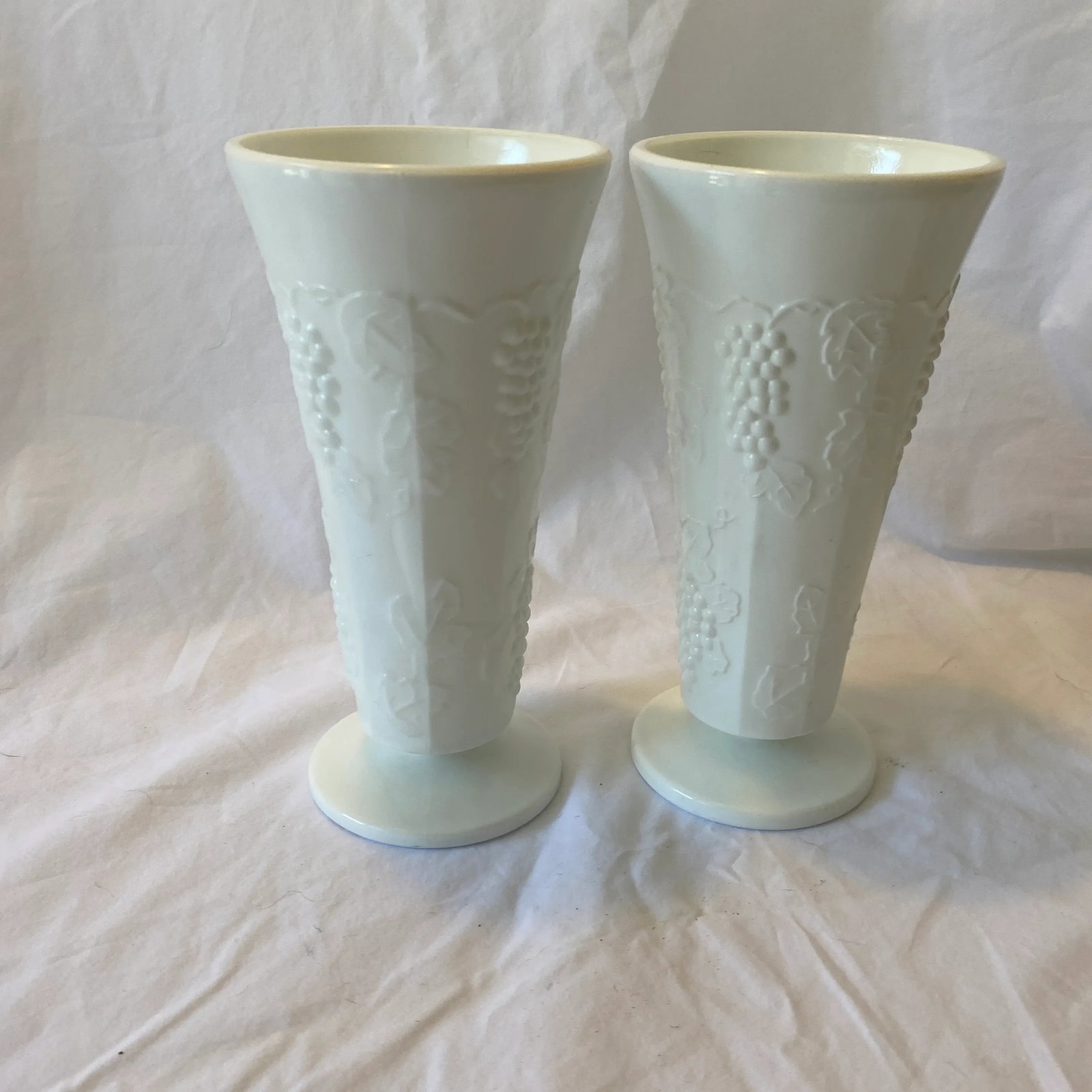 1930s Pair of Milk Glass Vases - 8