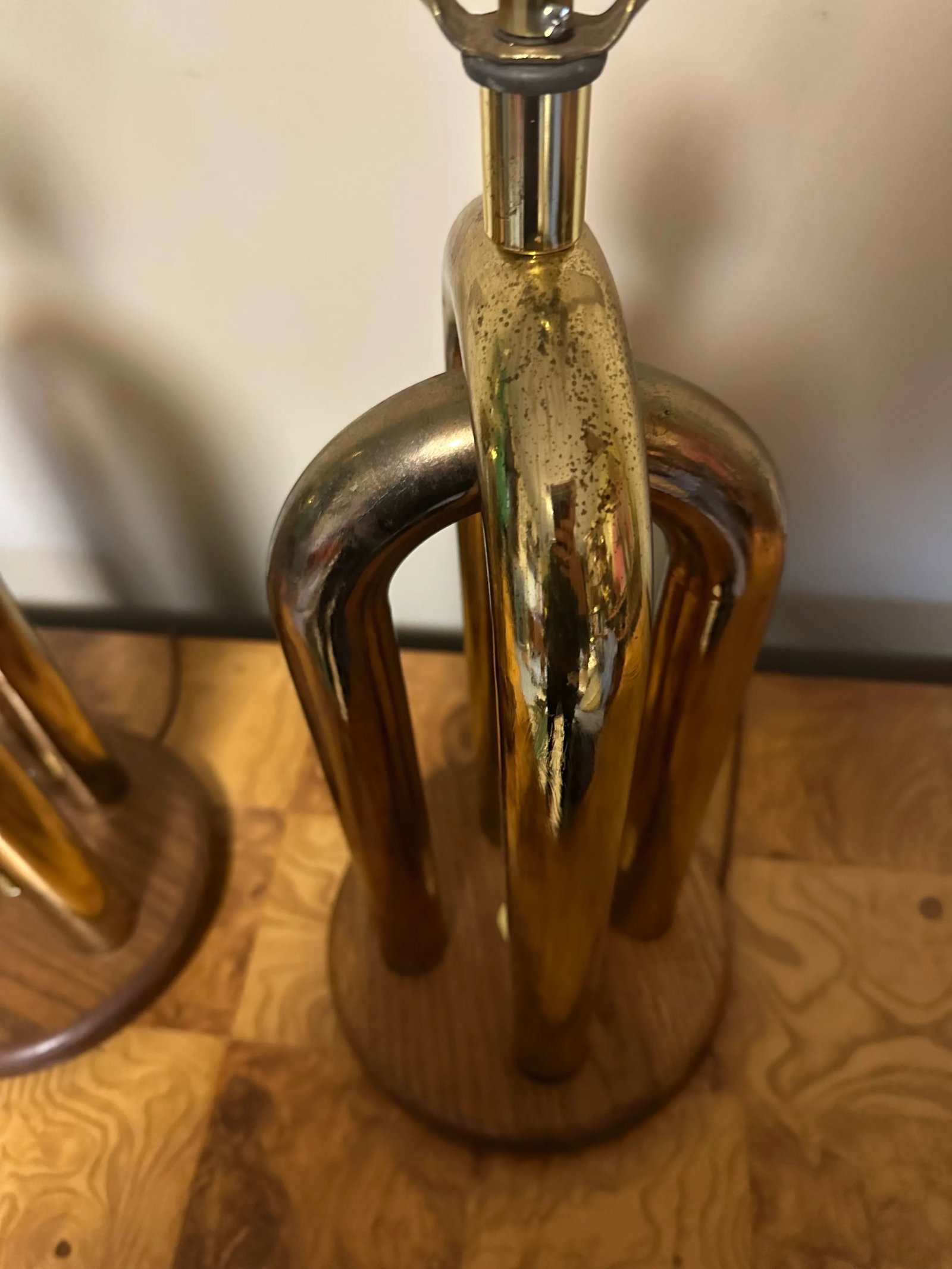 1970s American Modernist Table Lamp Pair Brass and Walnut - 3