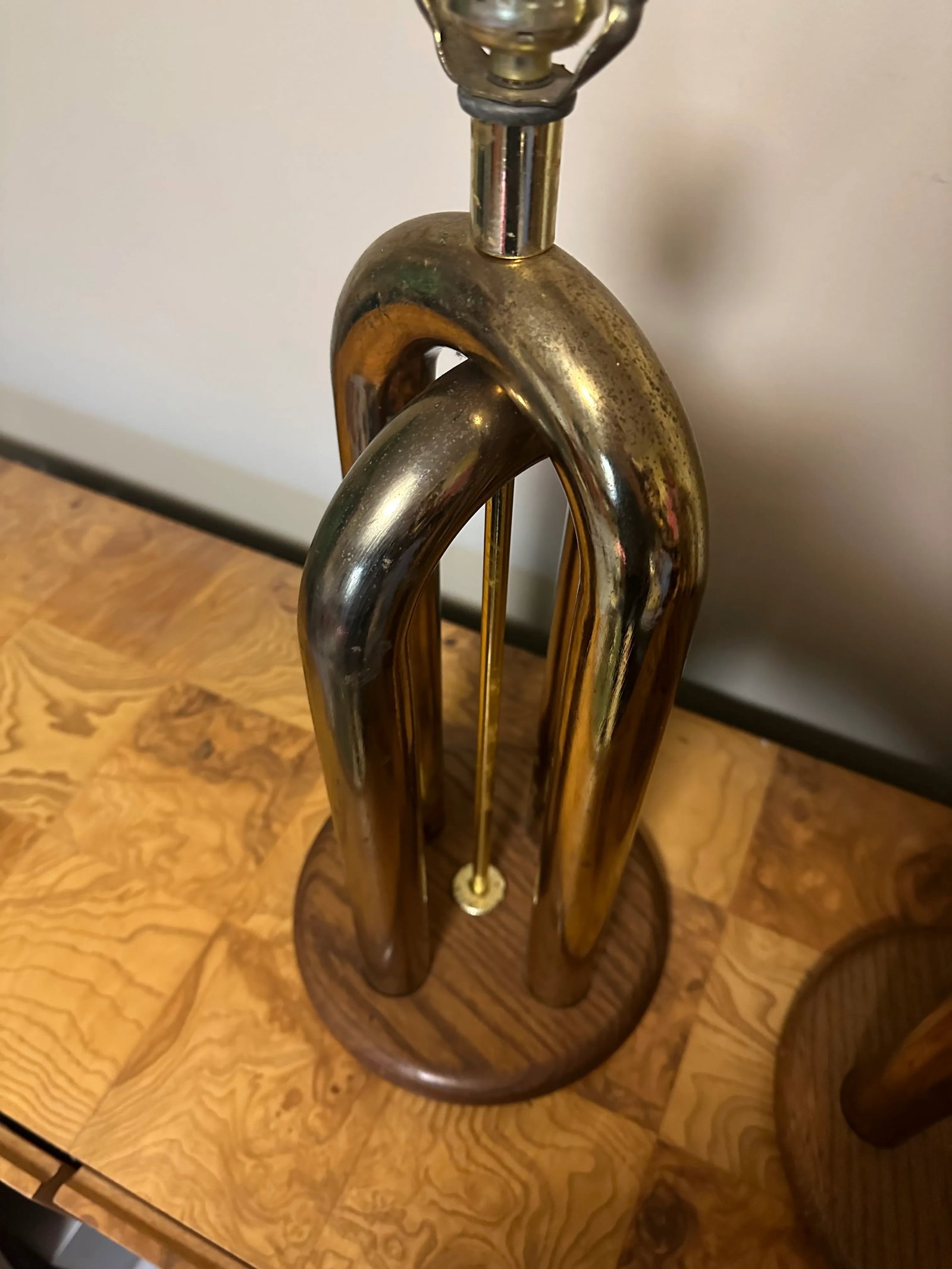 1970s American Modernist Table Lamp Pair Brass and Walnut - 4