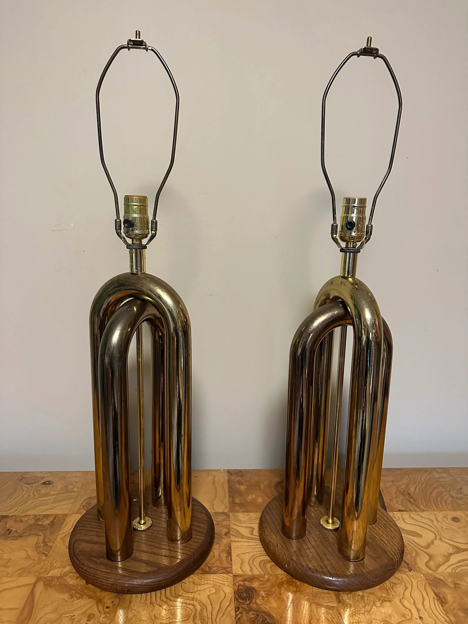1970s American Modernist Table Lamp Pair Brass and Walnut - 5