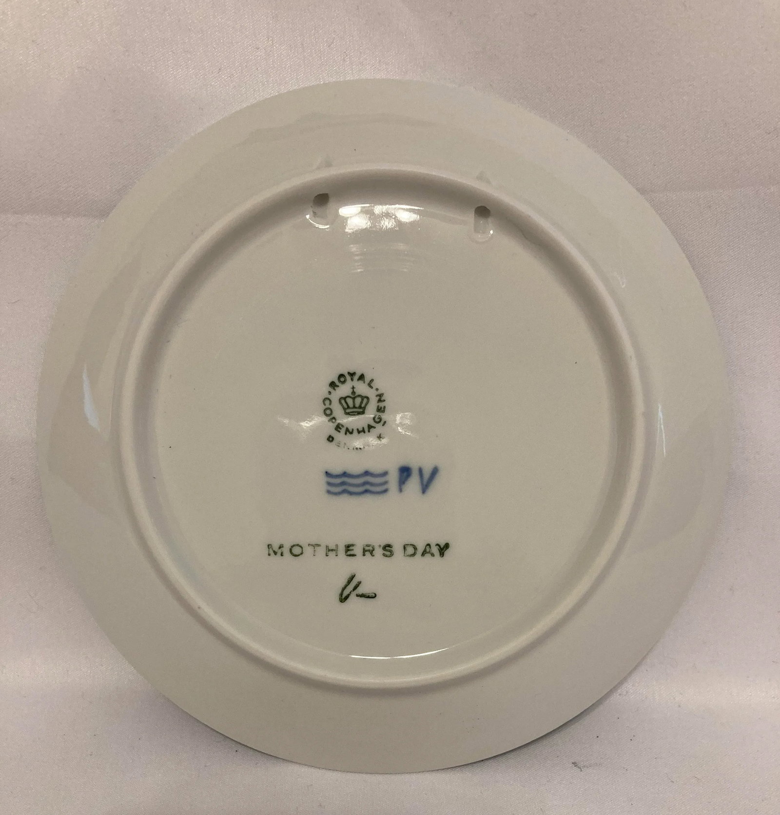 Royal Copenhagen Blue & White Mother's Day 1973 Decorative Plate - 3