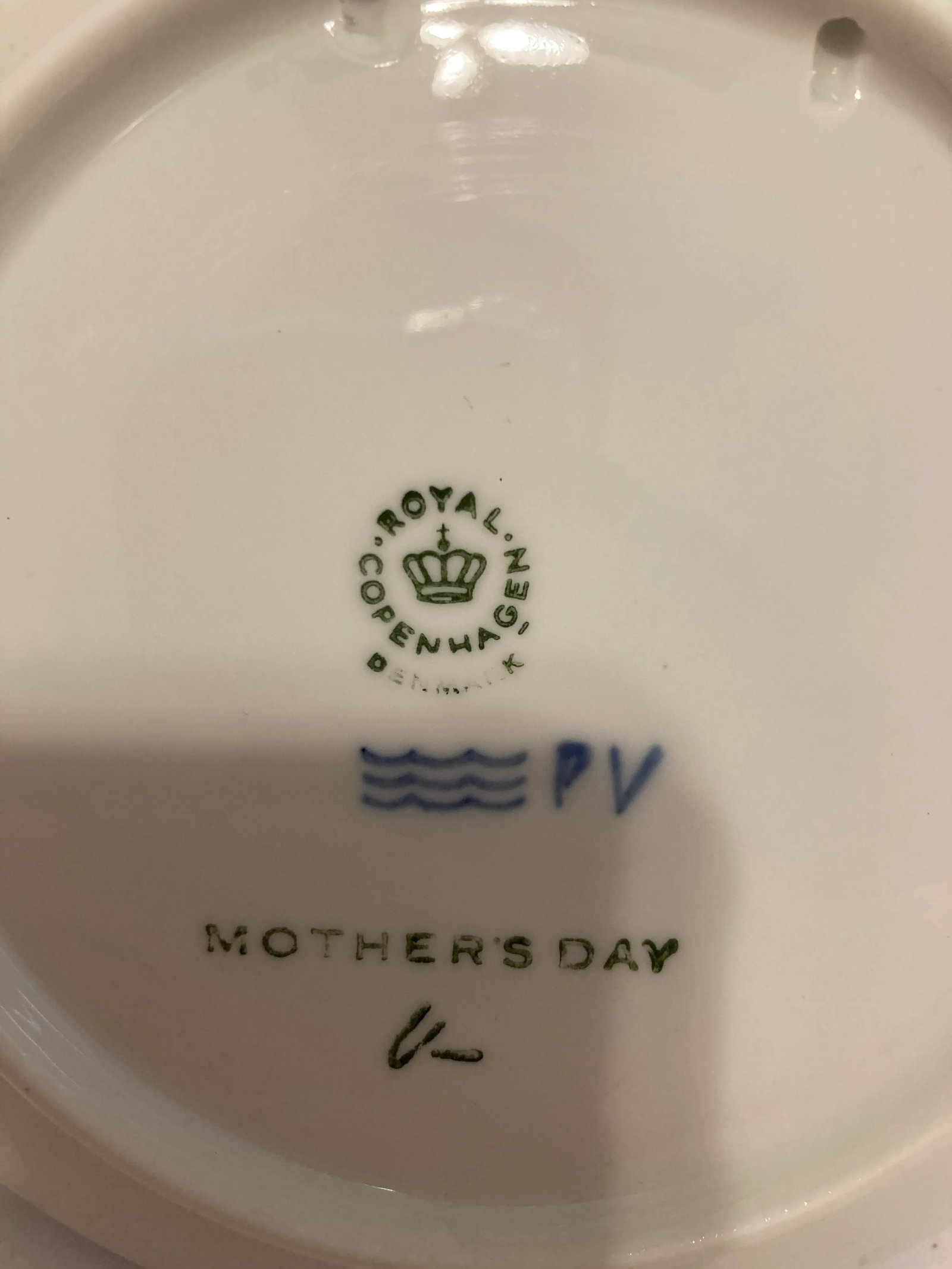 Royal Copenhagen Blue & White Mother's Day 1973 Decorative Plate - 4