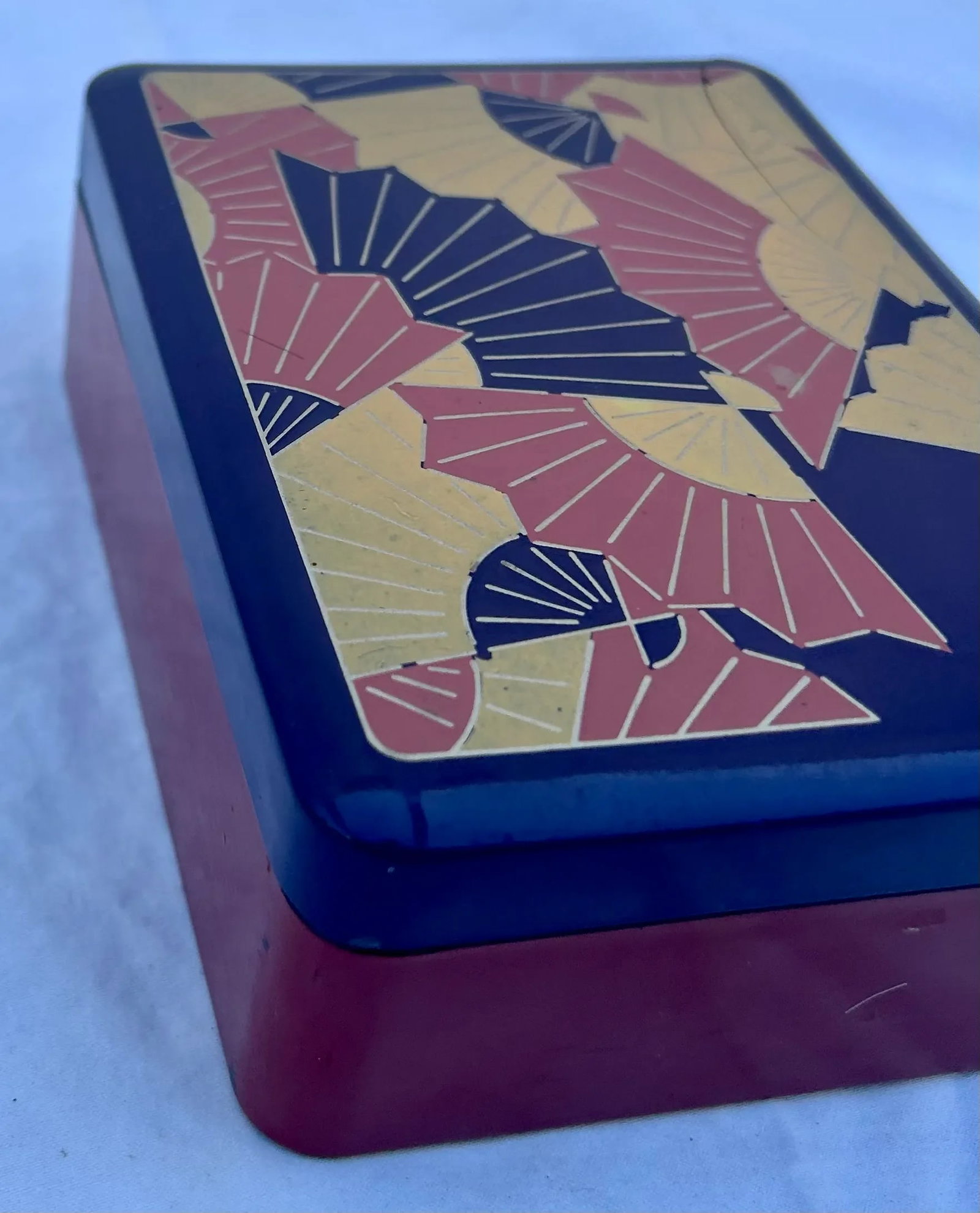 Purple Lacquered Lidded Box With Japanese Fan Details - 3