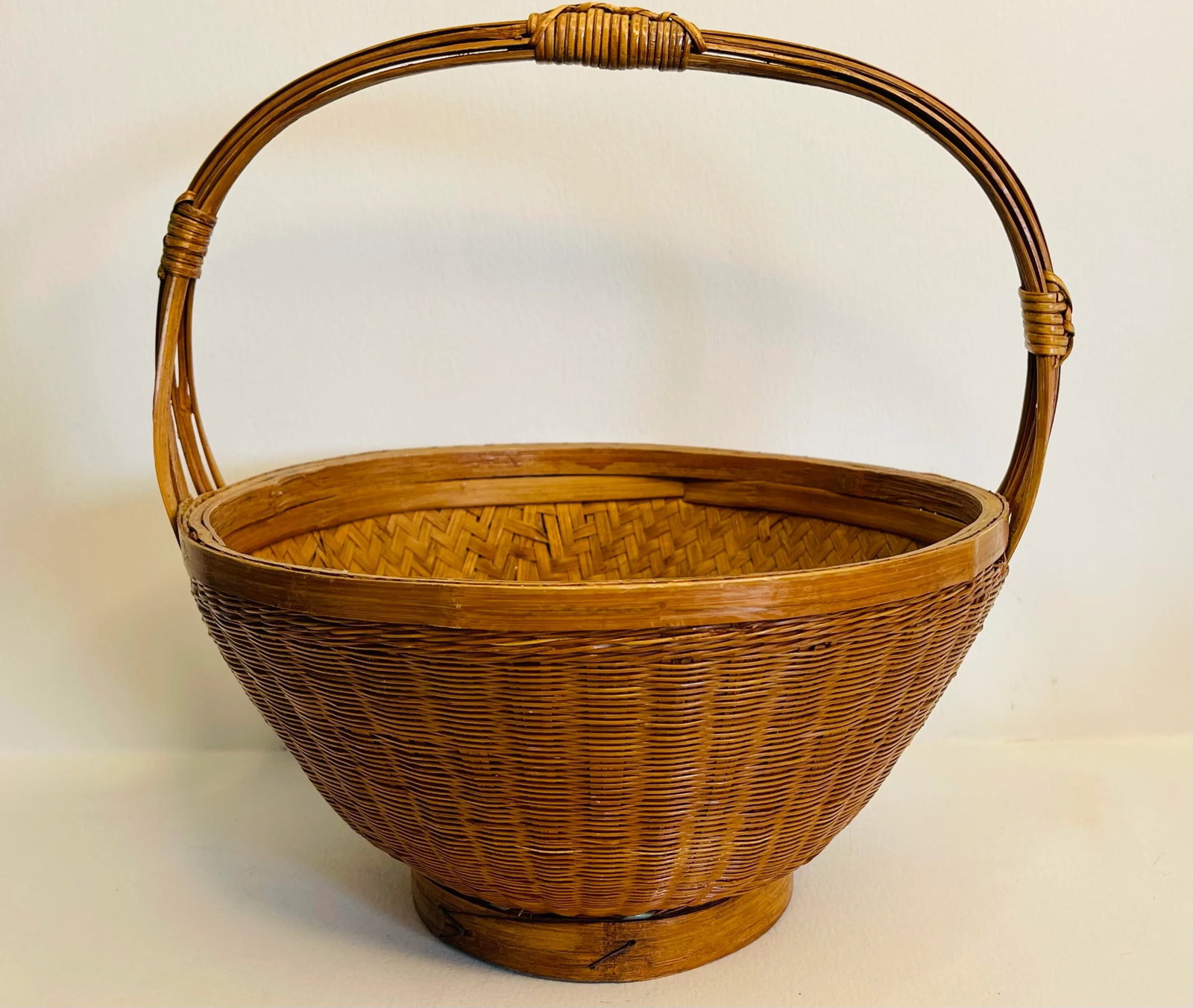 Vintage 1960s Handled Round Wicker Basket - 2