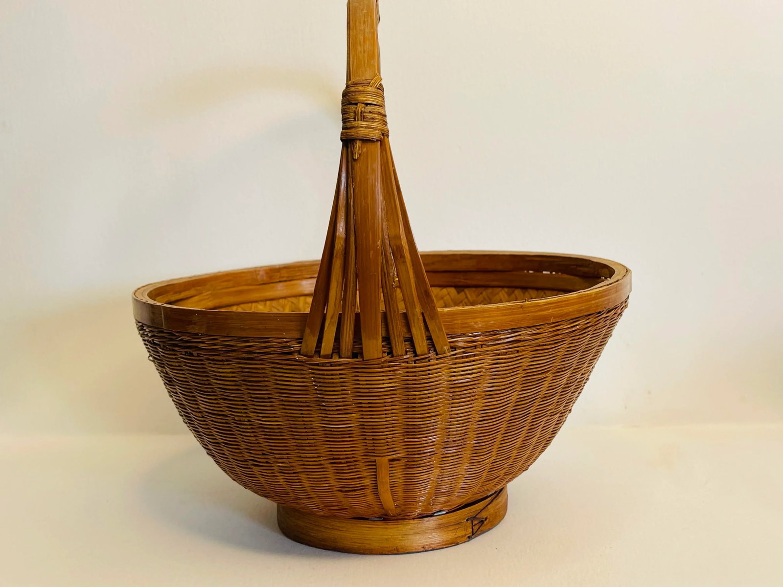 Vintage 1960s Handled Round Wicker Basket - 4
