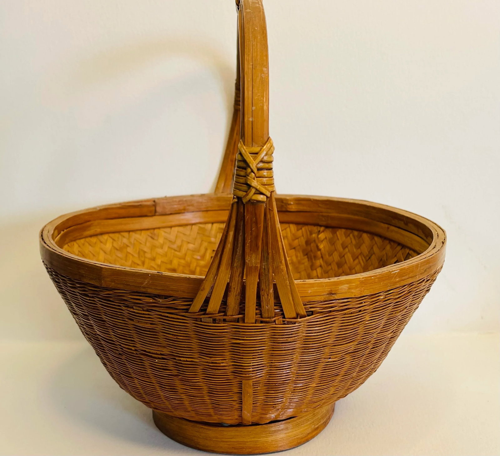 Vintage 1960s Handled Round Wicker Basket - 5