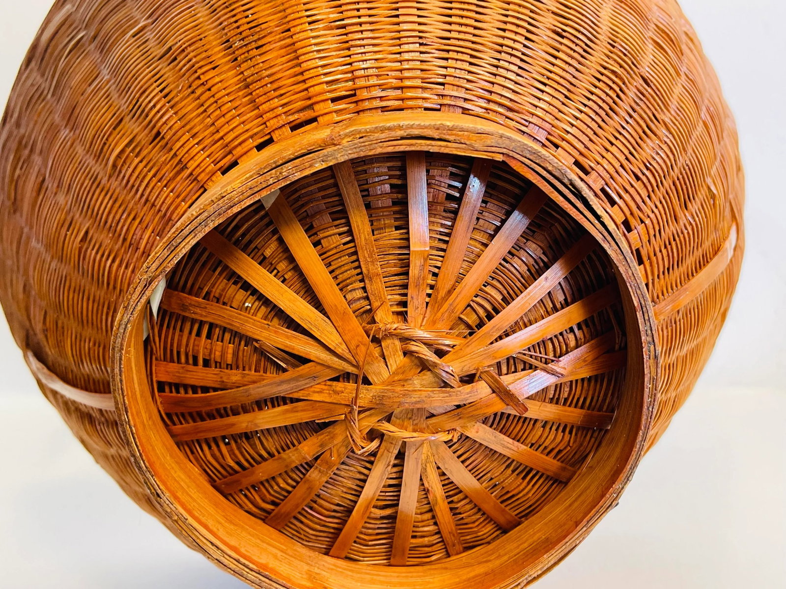 Vintage 1960s Handled Round Wicker Basket - 7