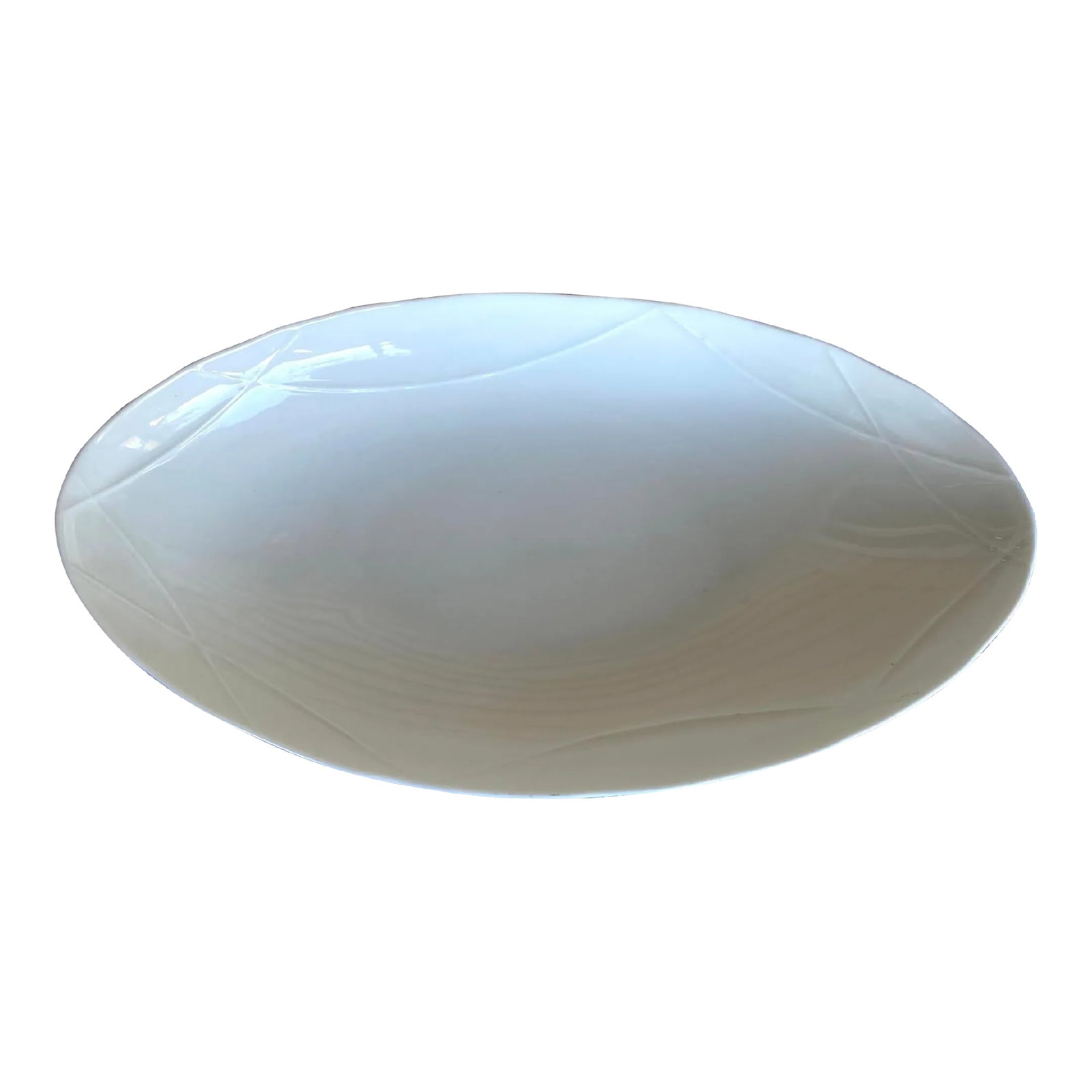 1990s Tachikichi Japan White Oval Serving Bowl: The TACHIKICHI Japan Oval Serving Bowl is undoubtedly a versatile addition to your tableware collection. Crafted in pristine white with subtle dune lines, this bowl exudes elegance and simplicity.