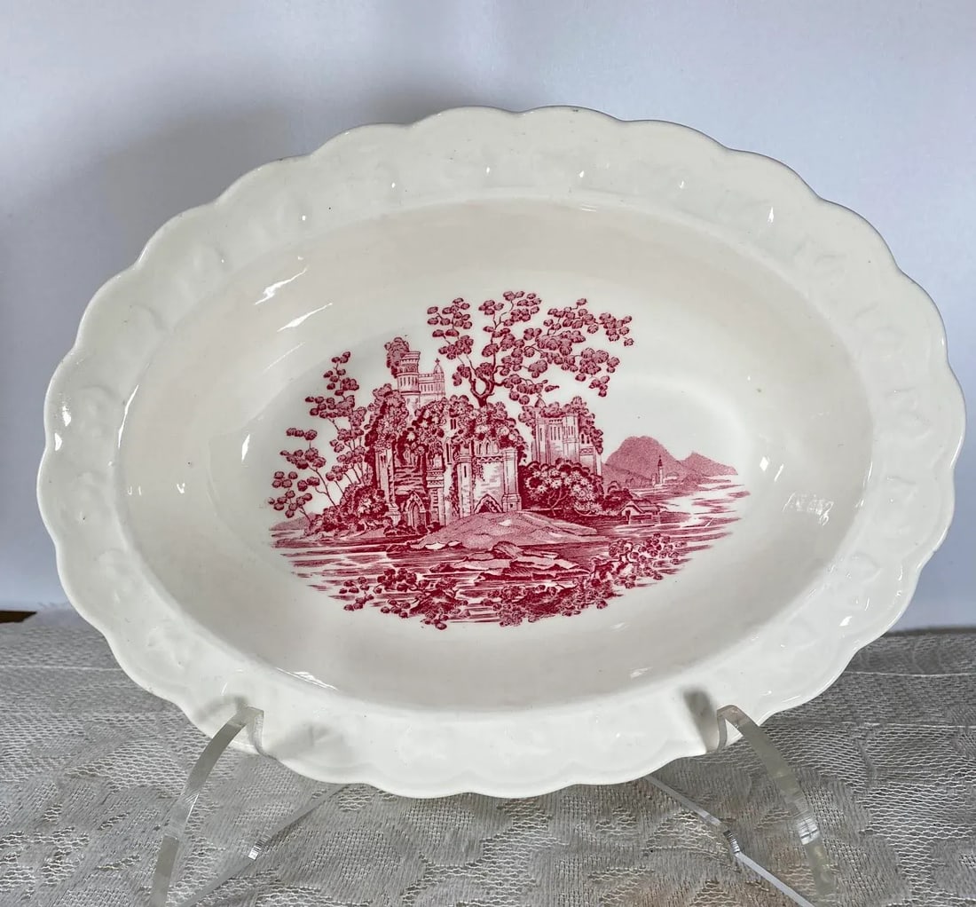 1970s Taylor, Smith Pink Castle Oval Vegetable Bowl - Dark Pink English Scenes, Garland Shape - 2