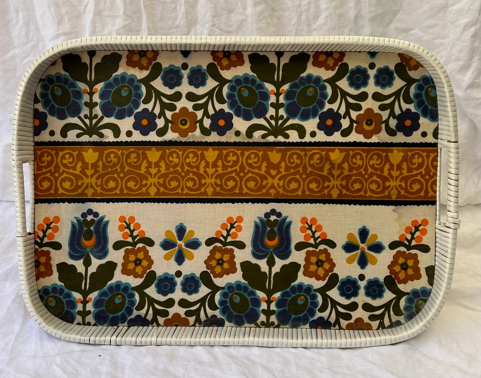 Vintage Boho Chic Americana Floral Lined Faux White Wicker Tray - 2