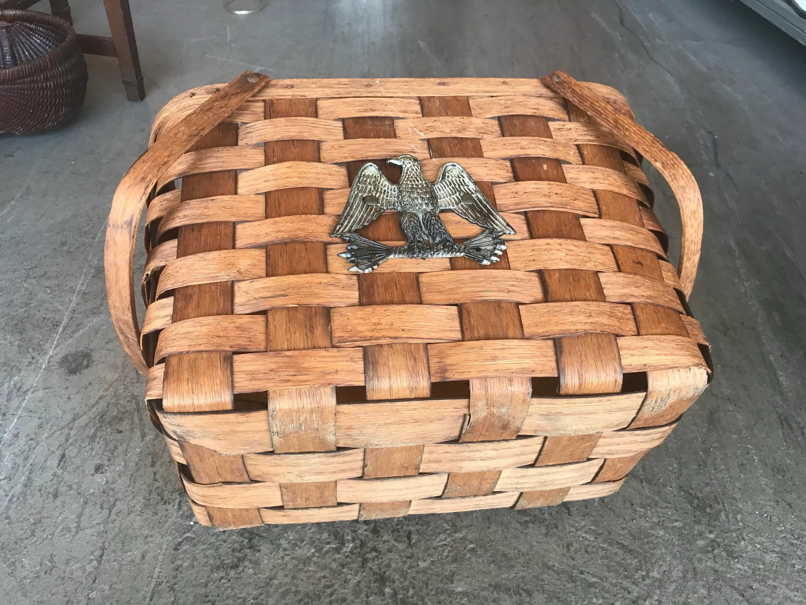 1970s Large Bentwood Oak Basket Picnic Basket With Eagle - 7