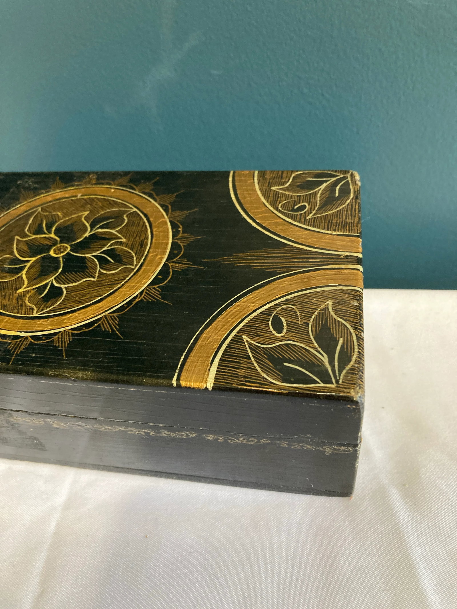 Vintage Gold and Black Lacquered Floral Decorative Box - 4