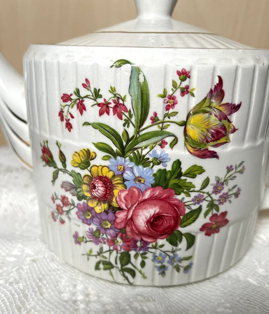 1970s Wood & Sons England Ellgreave a Div. Tea Pot, Ribbed, Pin Rose and Multifloras - 3