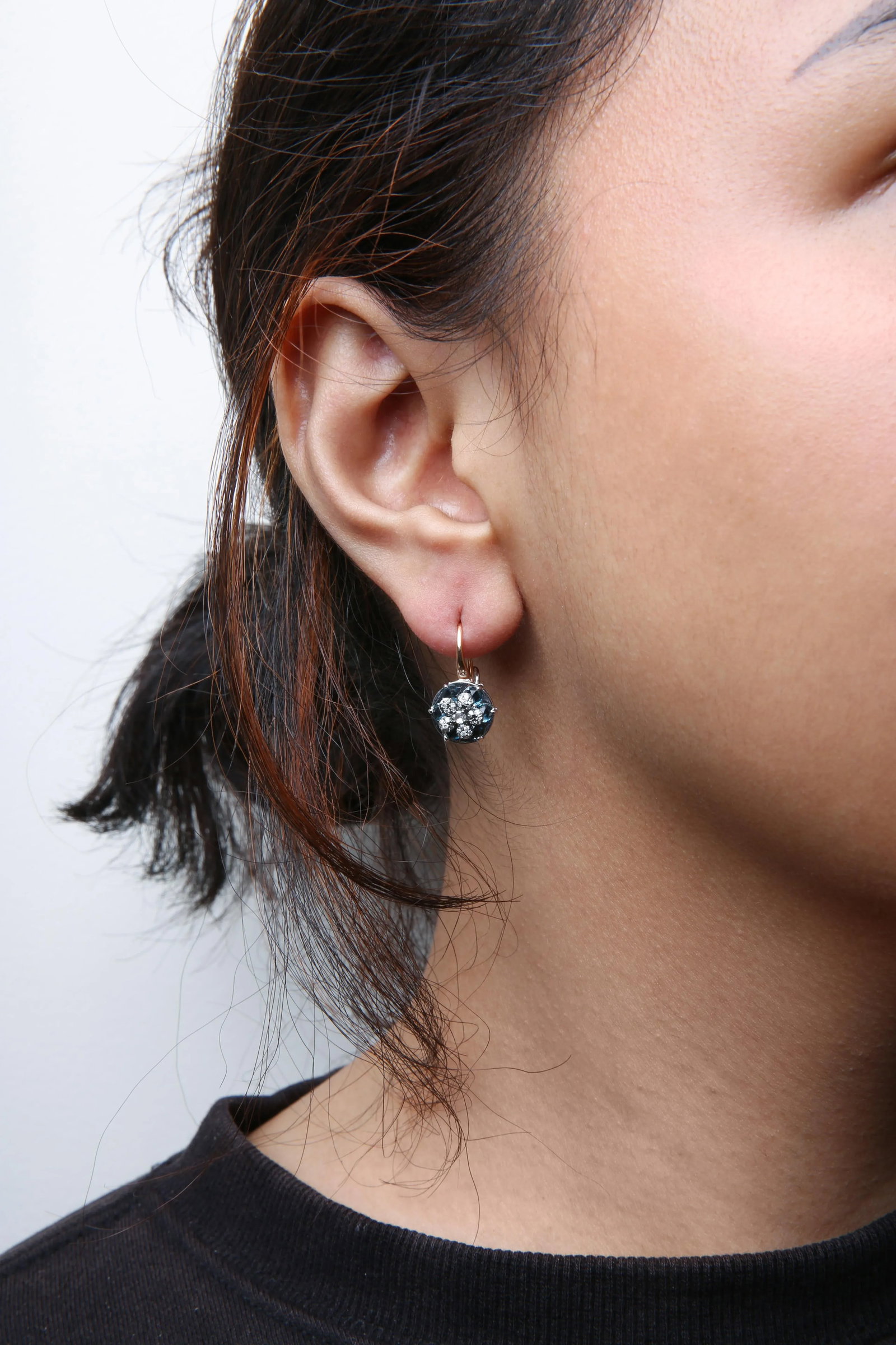 18K Rose and White Gold 1/3 Cttw Round Diamonds and Round London Blue Topaz Gemstone Cluster Floral - 4