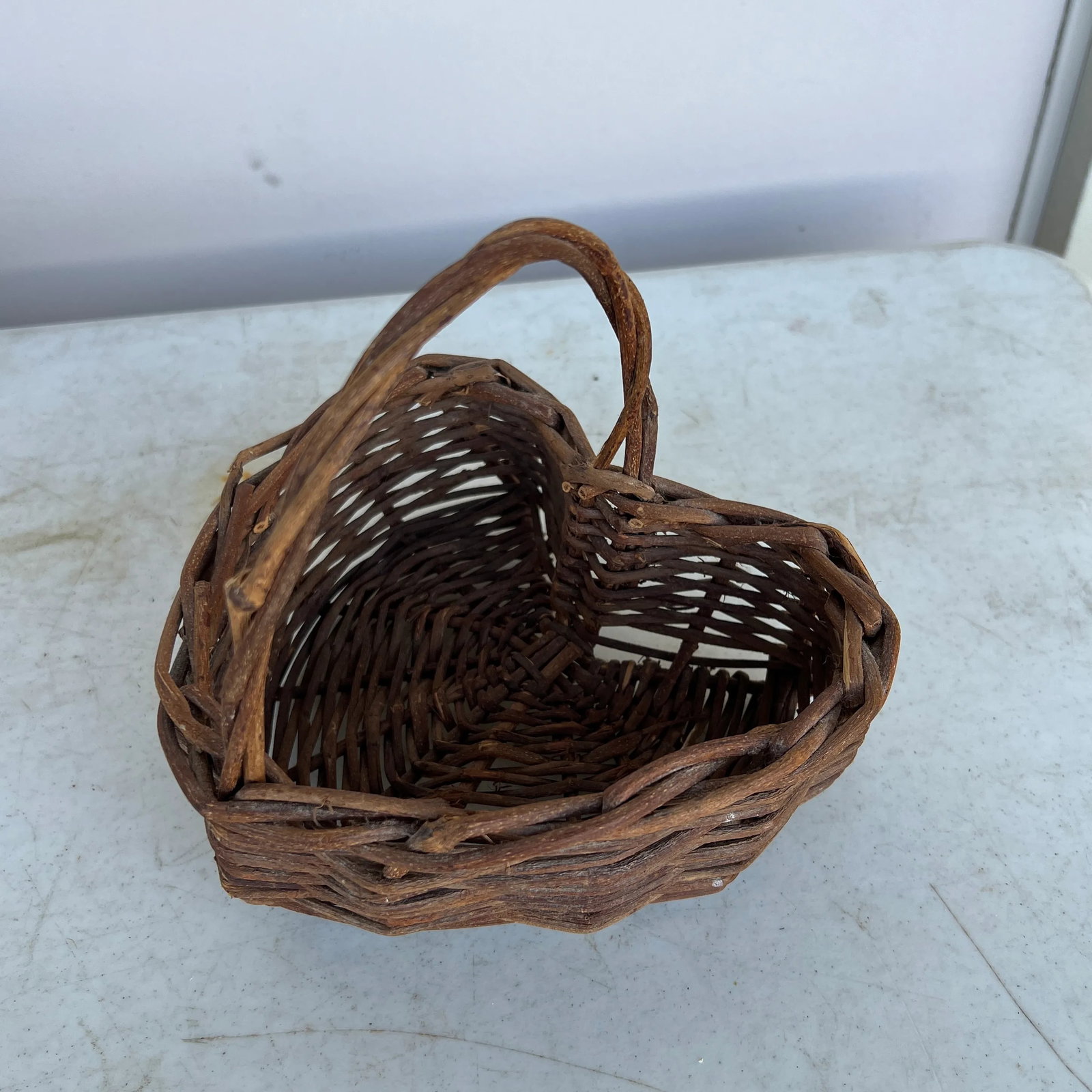Mid 20th Century Vintage Rustic Heart Shaped Basket With Handle - 2