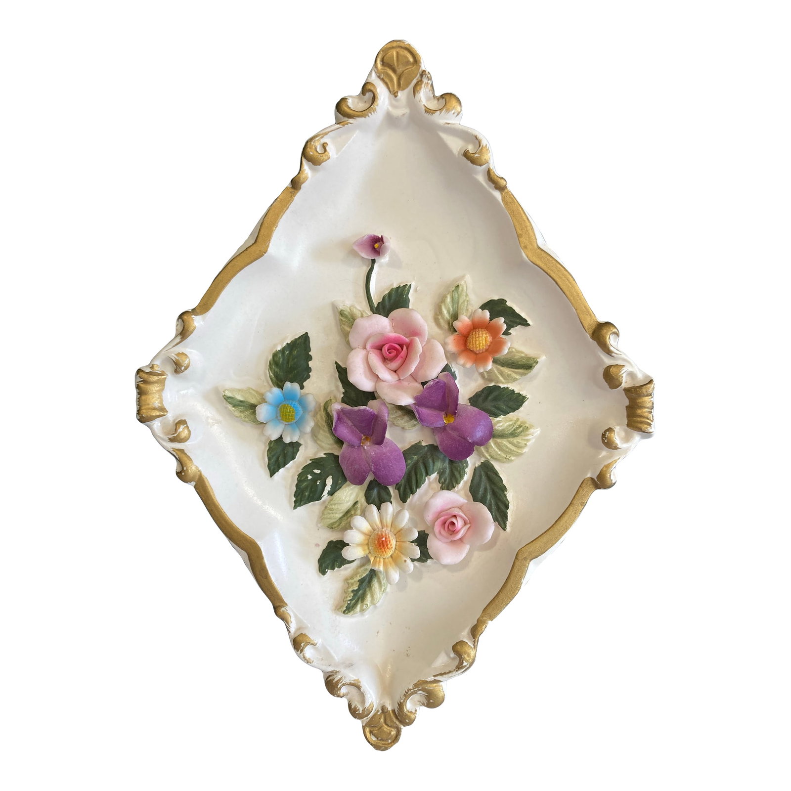 Vintage Lefton Floral Ceramic Wall Decor: Beautiful floral ceramic decor by Lefton. It has 3D flowers on a white background with gold edges. Condition: Alterations: Original Condition Unaltered Imperfections: Some Imperfections Condition