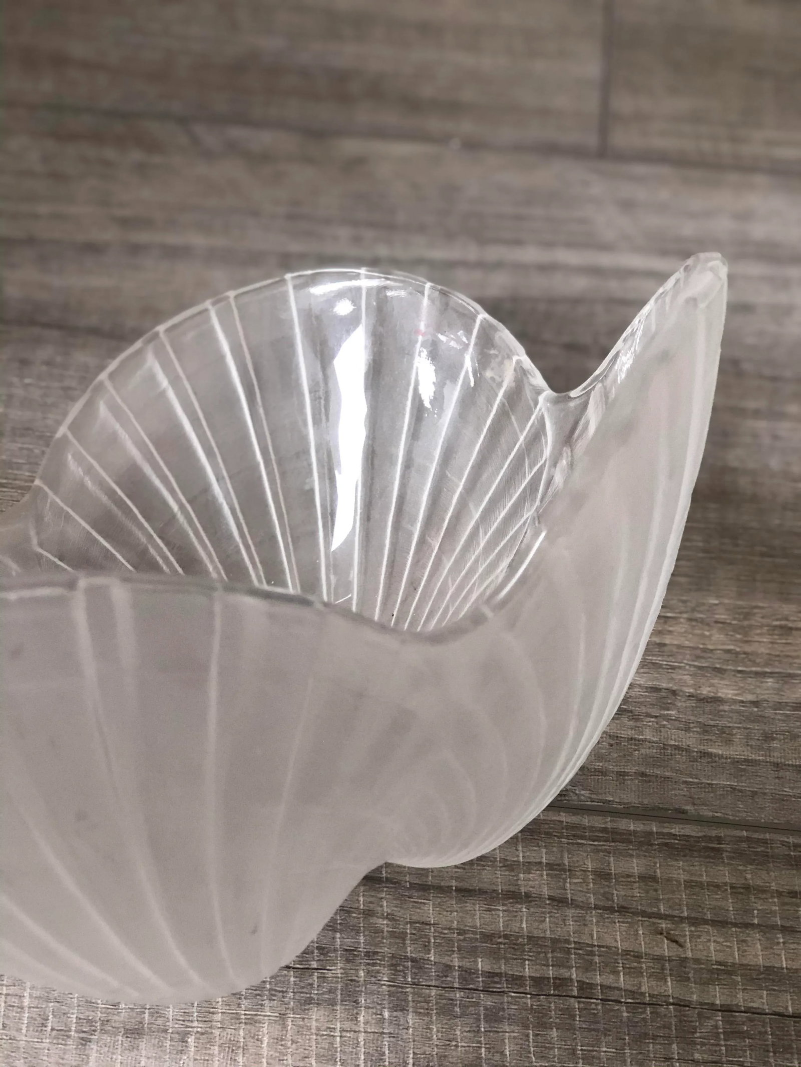1980s Frosted Glass Shell Shaped Serving Bowl - 4