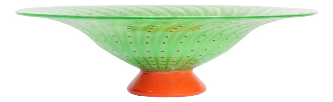 Jan-Erik Ritzman and Sven-Ake Carlsson Transjo Hytta Glass Footed Bowl: A glass footed bowl by artists Jan-Erik Ritzman and Sven-Ake Carlsson for Swedish glass company Transjo Hytta. Signed "JR SC Transjo" to the underside, this bowl is made from green glass and has a bri