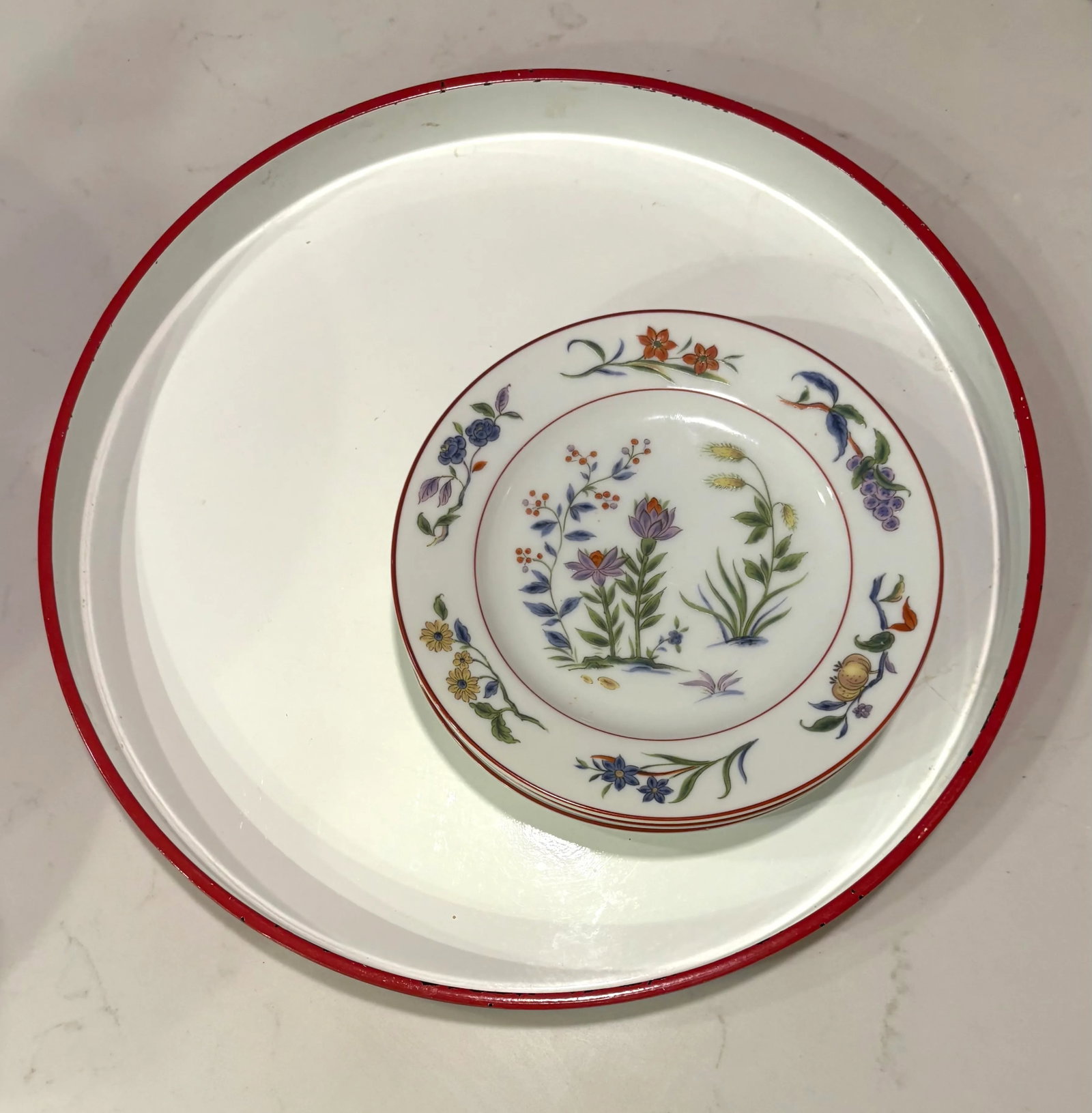Round Red and White Lacquer Tray - 2