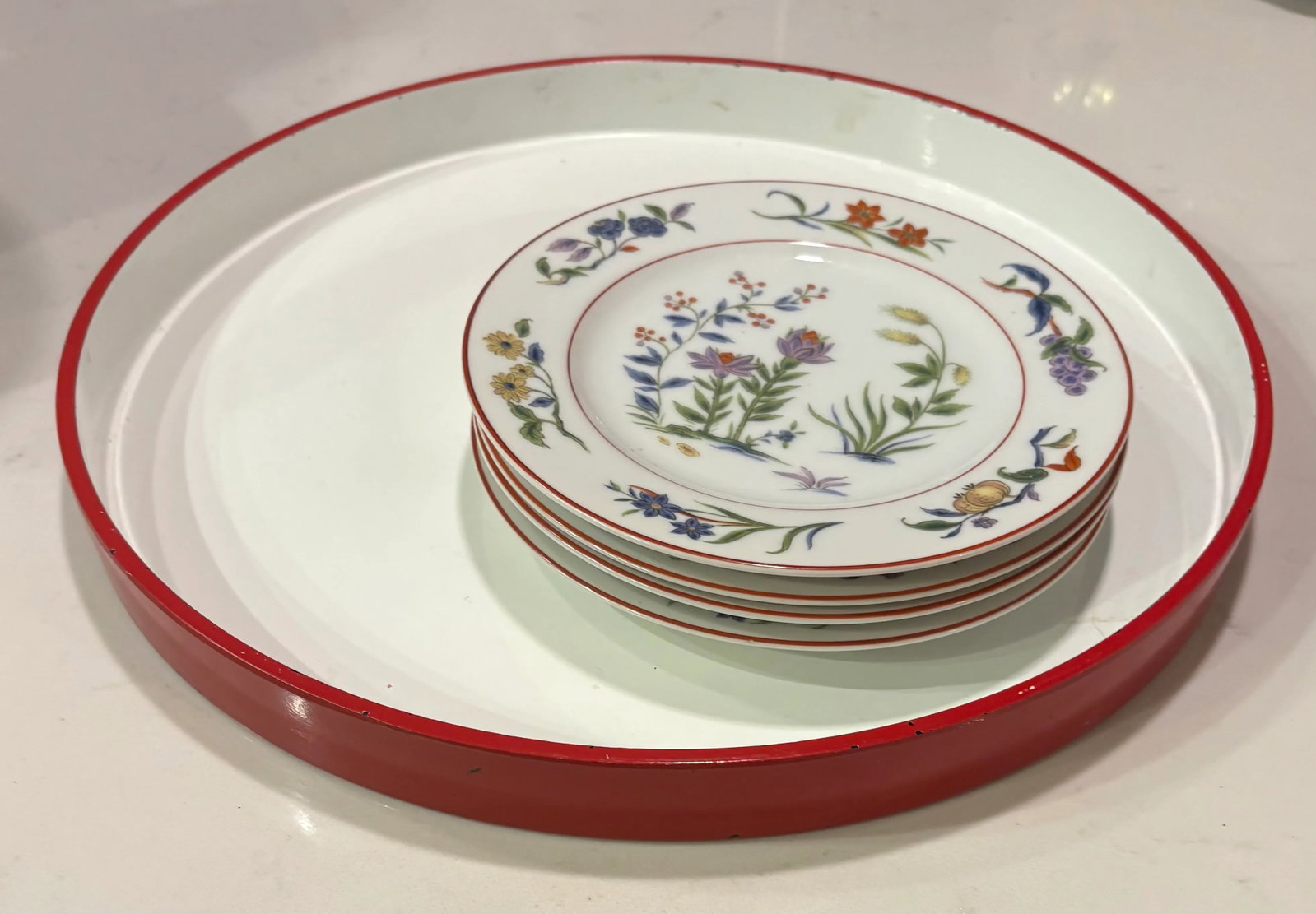 Round Red and White Lacquer Tray - 4