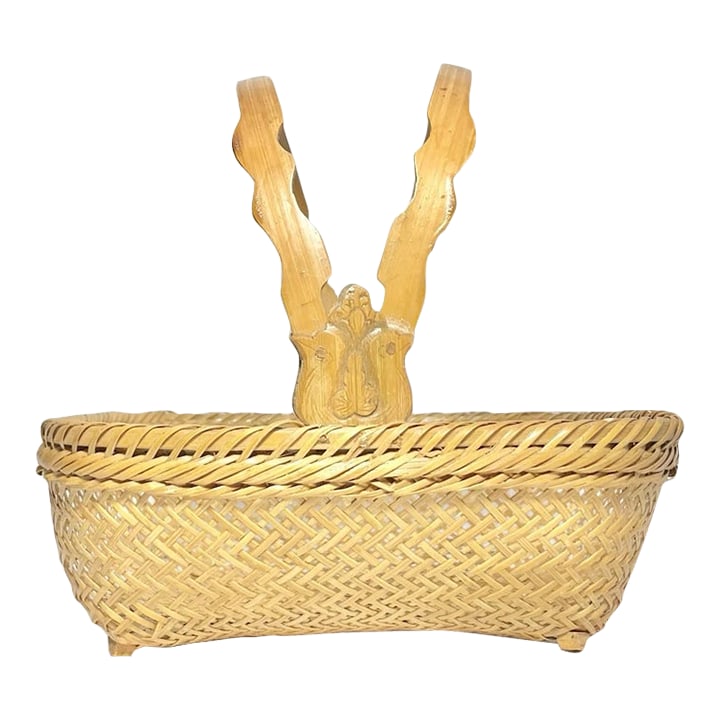 Vintage American Handmade Woven Rattan Wicker Gathering Handled Basket: Vintage American Handmade Woven Rattan Wicker Gathering Basket w/Handles 10" Good vintage condition. No damage to wear. Length 10" Width 9 1/2" Height (Base to Finial End) 5" Height (Base to Top of Ha