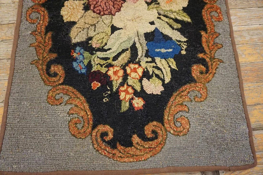 Lovely Gray Color With Soft Color Bouquet of Flowers & Foliate Design Antique American Hooked Rug - 7