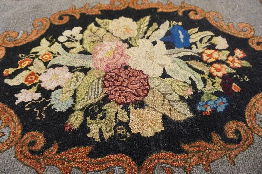 Lovely Gray Color With Soft Color Bouquet of Flowers & Foliate Design Antique American Hooked Rug - 9