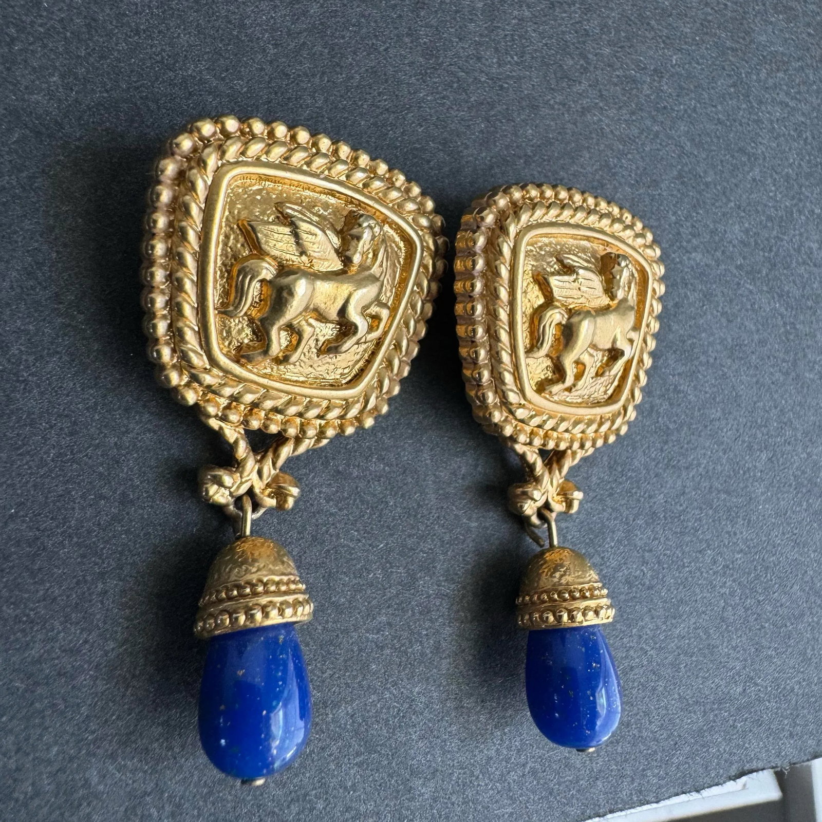 Vintage 1980s Roman Pegasus Faux Lapis Earrings Gold Tone Statement Neoclassical Elizabeth Taylor - 4