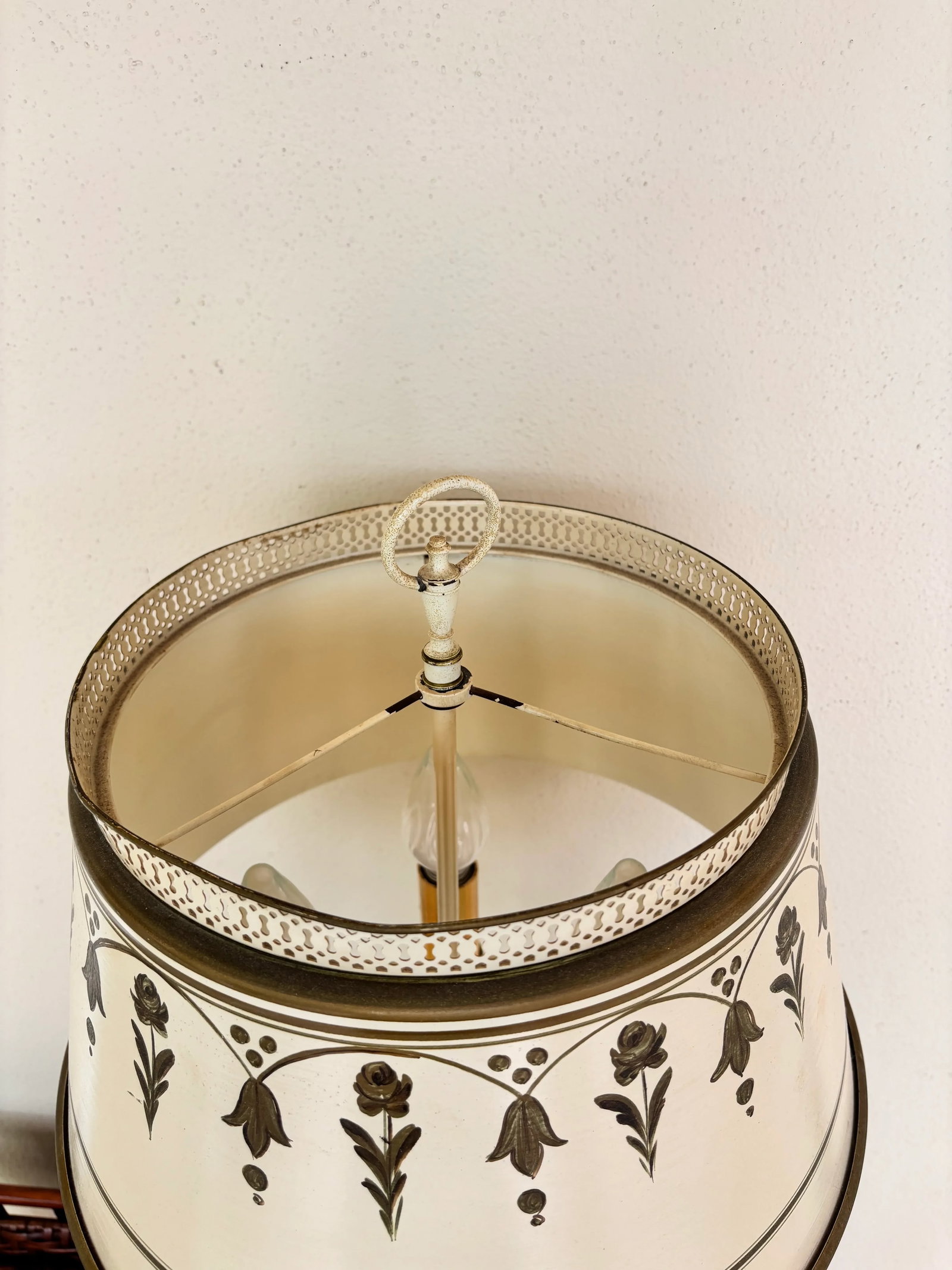 1940's Bouillotte Tole Lamp, Classic Hand Painted Design to Base and Shade. In a Classic Cream Color - 4