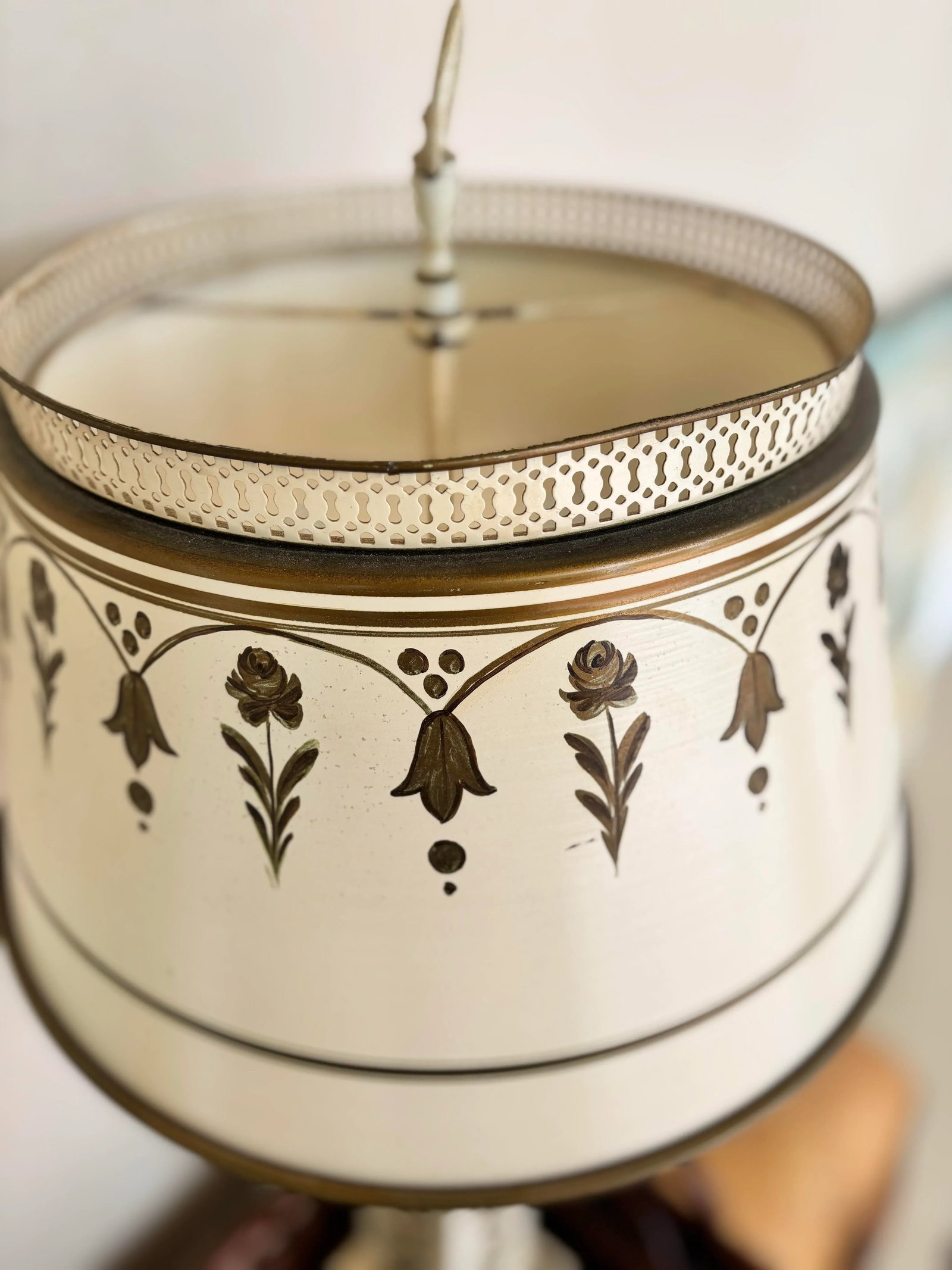 1940's Bouillotte Tole Lamp, Classic Hand Painted Design to Base and Shade. In a Classic Cream Color - 5