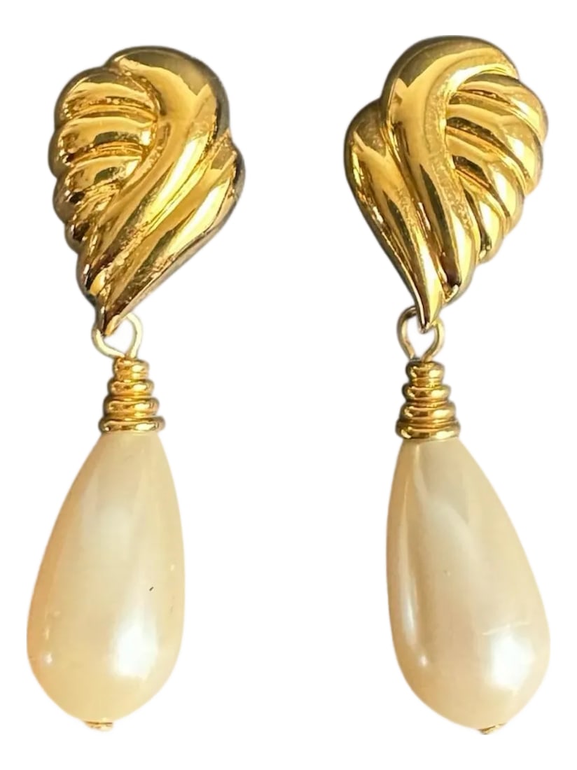 Vintage Gold Tone Faux Pearl Teardrop Earrings Clip on Wedding Bridal Classic Elegant: Vintage Gold Tone Faux Pearl Teardrop Earrings Clip On Wedding Bridal Classic Elegant Vintage condition with light general wear. Please see photos. Approx 2" long Condition: Alterations: Original