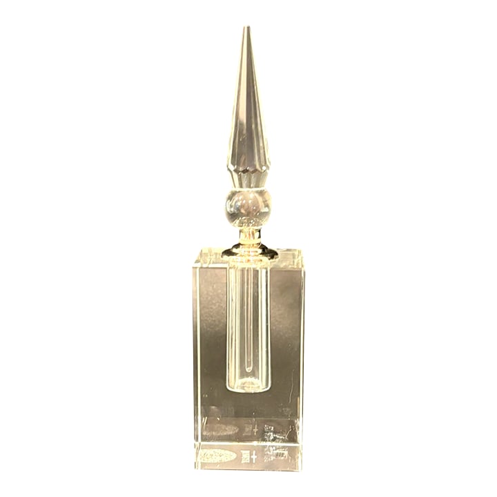 Vintage Bombay Company Crystal Perfume Bottle With Dauber Stopper: Vintage Bombay Company Crystal Perfume Bottle With Dauber Stopper Clear faceted crystal perfume bottle with removable dauber stopper, a pretty vanity accent with that classic bombay company look. Hold