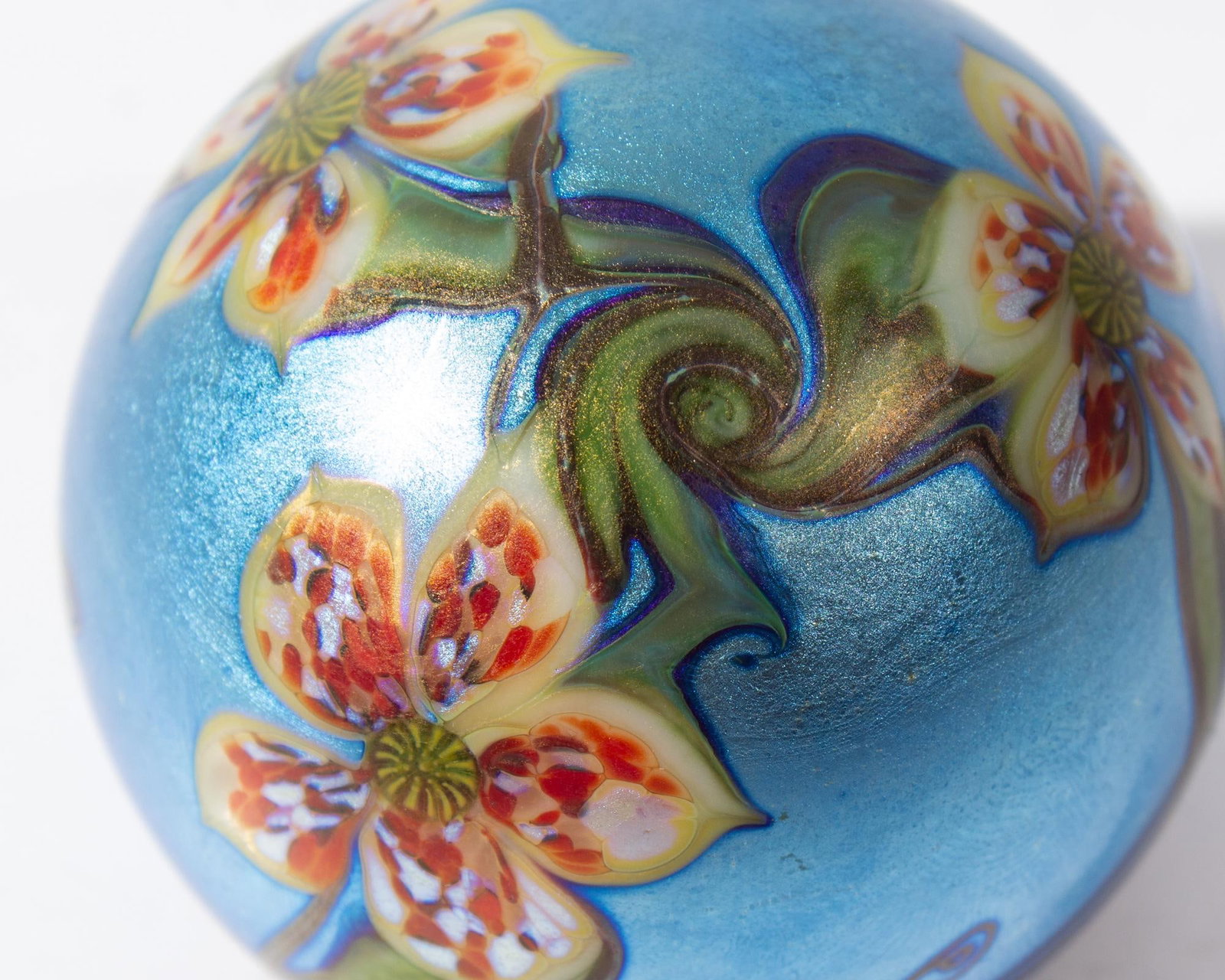 Orient and Flume 1977 Iridescent Art Glass Paperweight - 4