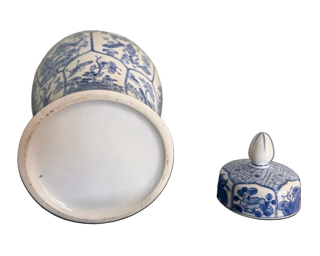 Large Vintage Baluster Form Blue and White Honeycomb Chinoiserie Vase With Fitted Lid - 4