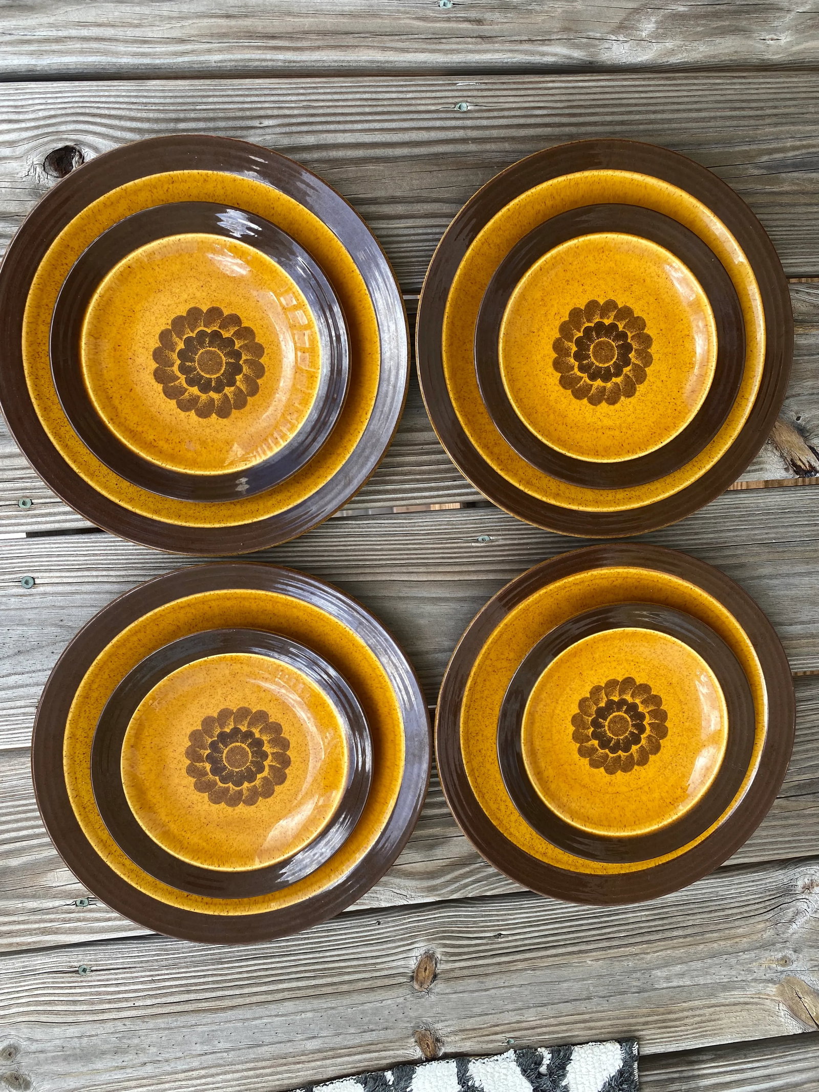 1970s Homer Laughlin, Apollo, Stoneware, Dinner Plates and Salad Plates Set- 8 Pieces - 4