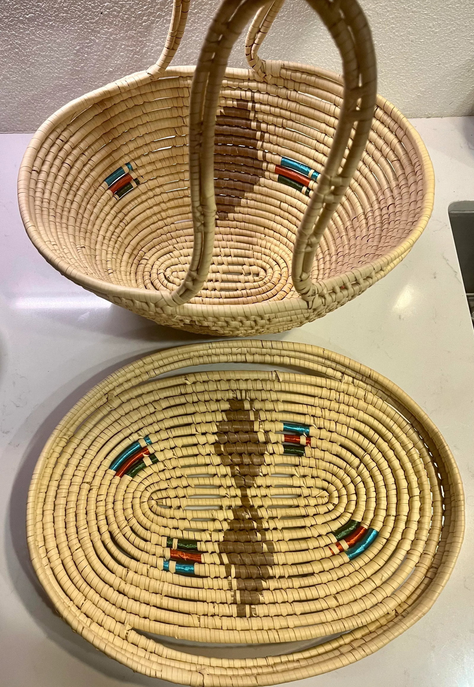 Vintage Woven Basket With Fitted Lid and Handles - 2