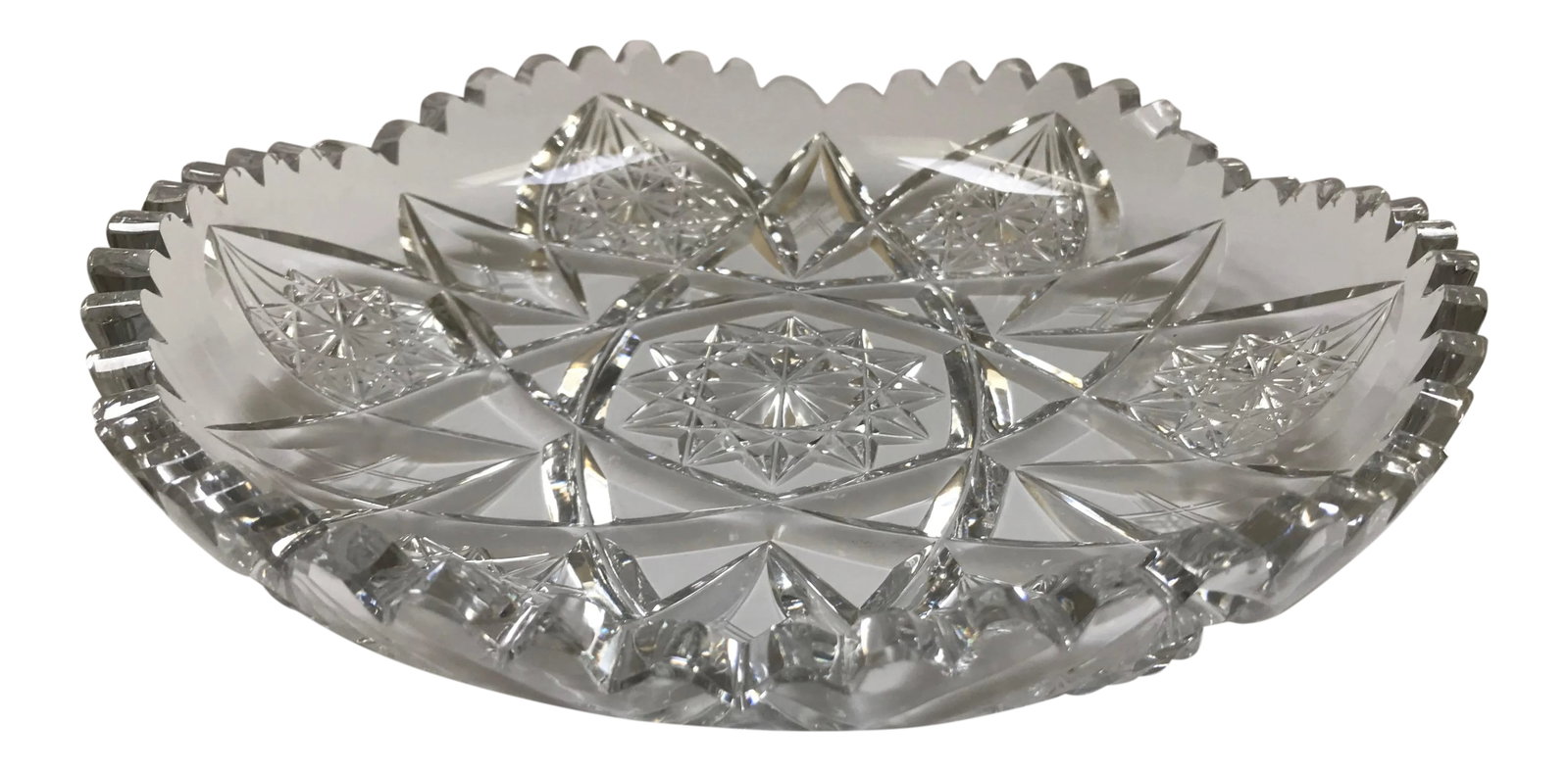 1950s Traditional Crystal Saw Tooth Cut Bowl: This gorgeous Vintage saw tooth style crystal bowl, features an intricately hand cut pattern that sparkles in the light. There are no markings to indicate the maker. Condition: Alterations: Original