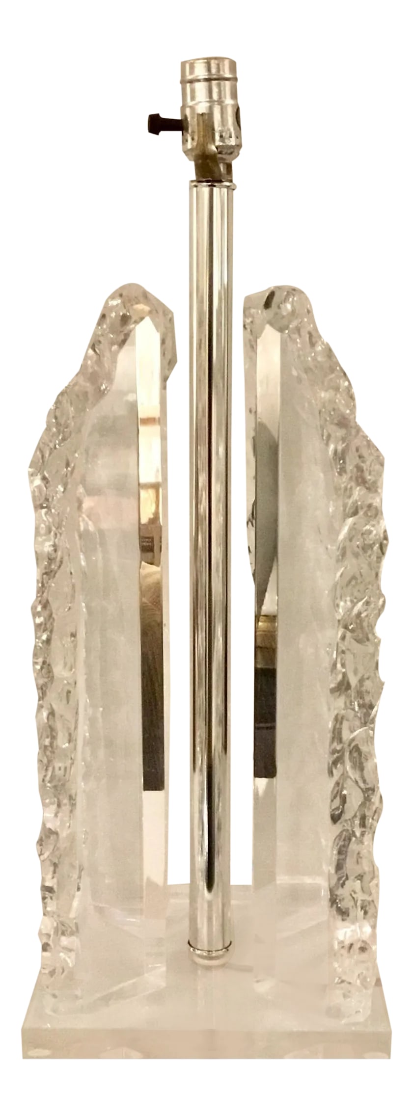 Mid-Century Modern Vintage Lucite Table Lamp: Mid-Century Modern vintage Lucite table lamp with chipped ice design, chrome rod, Circa, 1970's Condition: Alterations: Original Condition Unaltered Imperfections: Some Imperfections Condition Notes: 