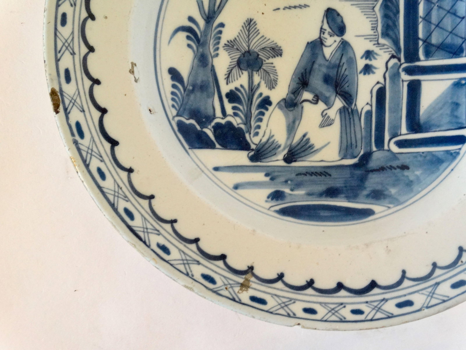 18th-Century English Figural Chinoiserie Charger Hand Painted - 6