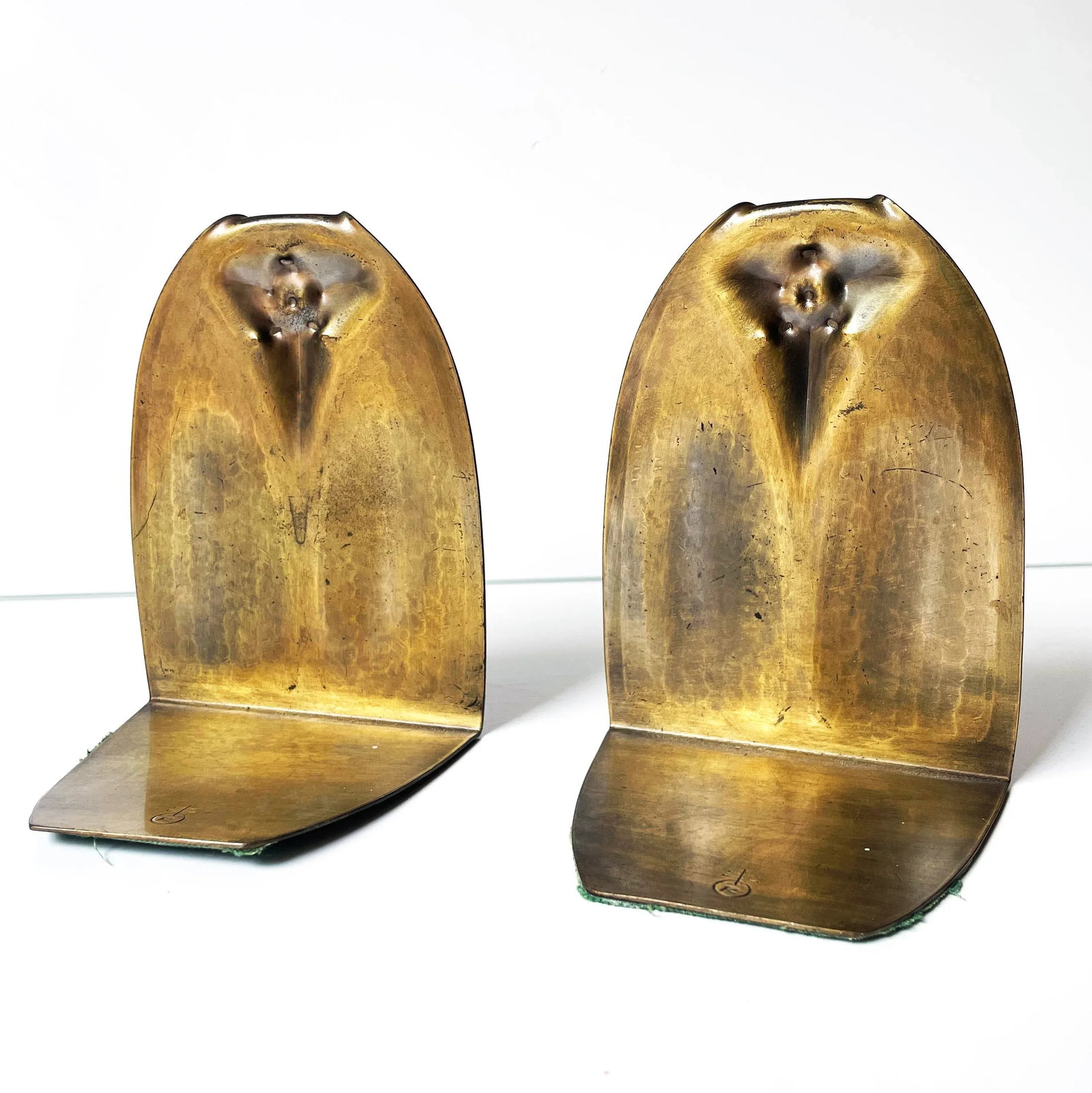 Early Mark Roycroft Trefoil Hammered Copper Bookends - 4