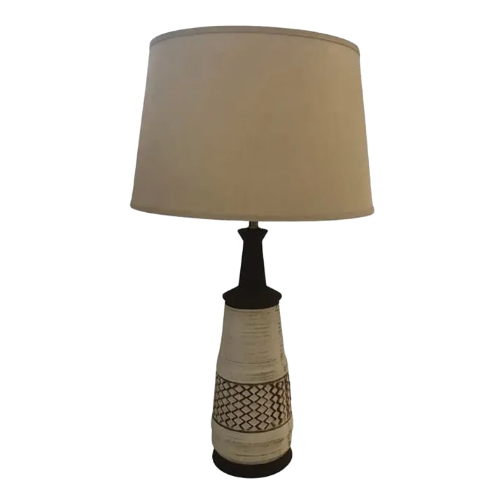 1960s Vintage Ceramic Mid-Century Modern Table Lamp: We have for your consideration a very beautiful vintage mid century modern table lamp. Lamp consists of a ceramic with flat brown edging. Ceramic is in great vintage condition with no chips or cracks